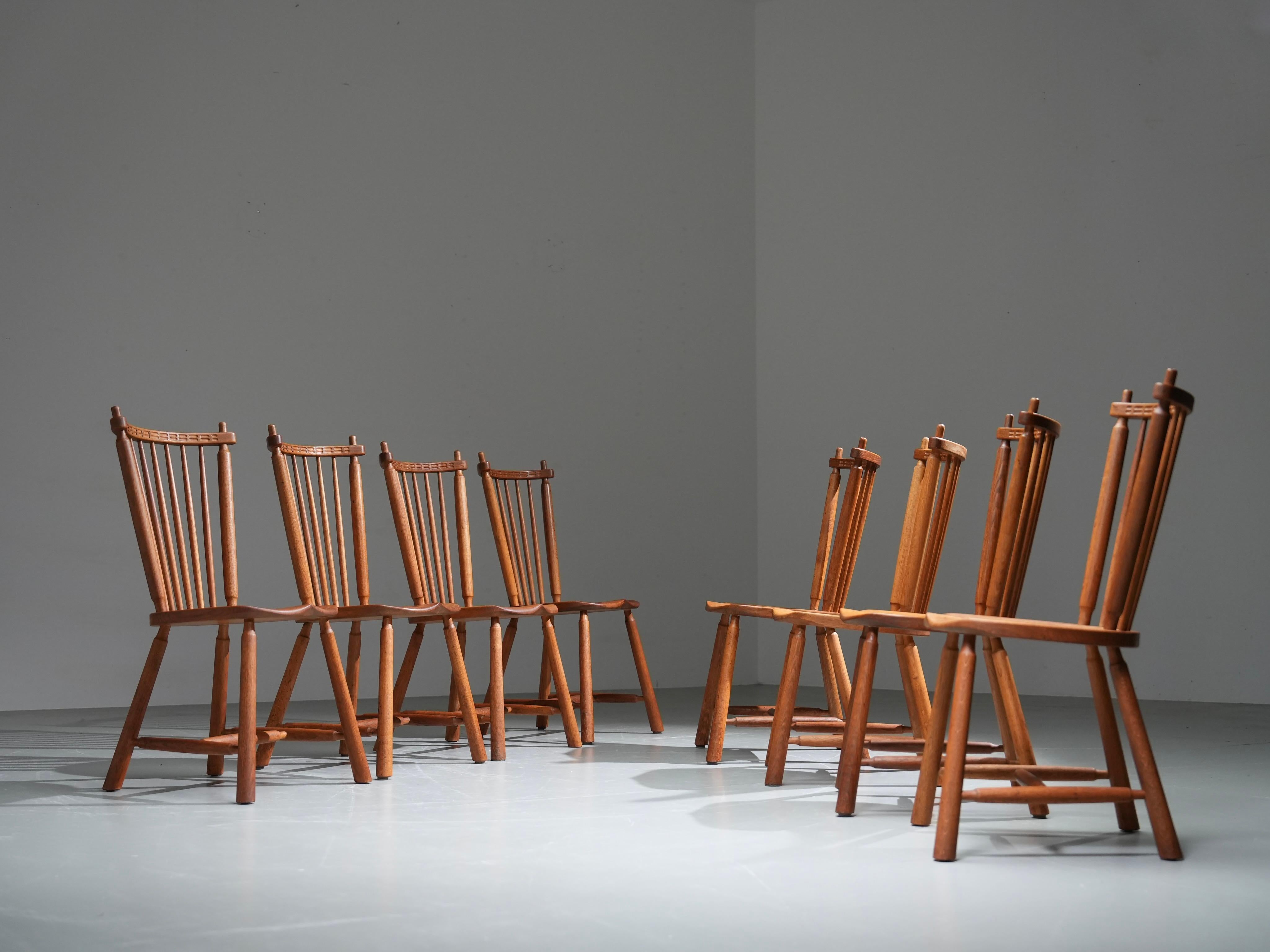 Set di 4 sedie con schienale a fuso in Oak di De Ster Gelderland, anni '60

Set di 8 sedie con schienale a fuso in Oak massiccio di De Ster Gelderland, realizzate negli anni '60. Lo schienale ha una barra superiore intagliata con un piccolo