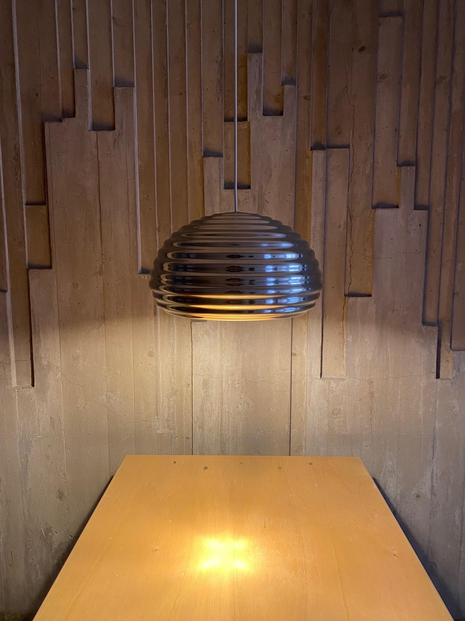 Set di otto lampade a sospensione in alluminio dei fratelli Achille e Pier Giacomo Castiglioni per Flos, modello Splügen Bräu, anni '60.
Questo modello è stato progettato nel 1961 e il suo nome è stato dedicato alla lussuosa birreria Splügen Bräu,