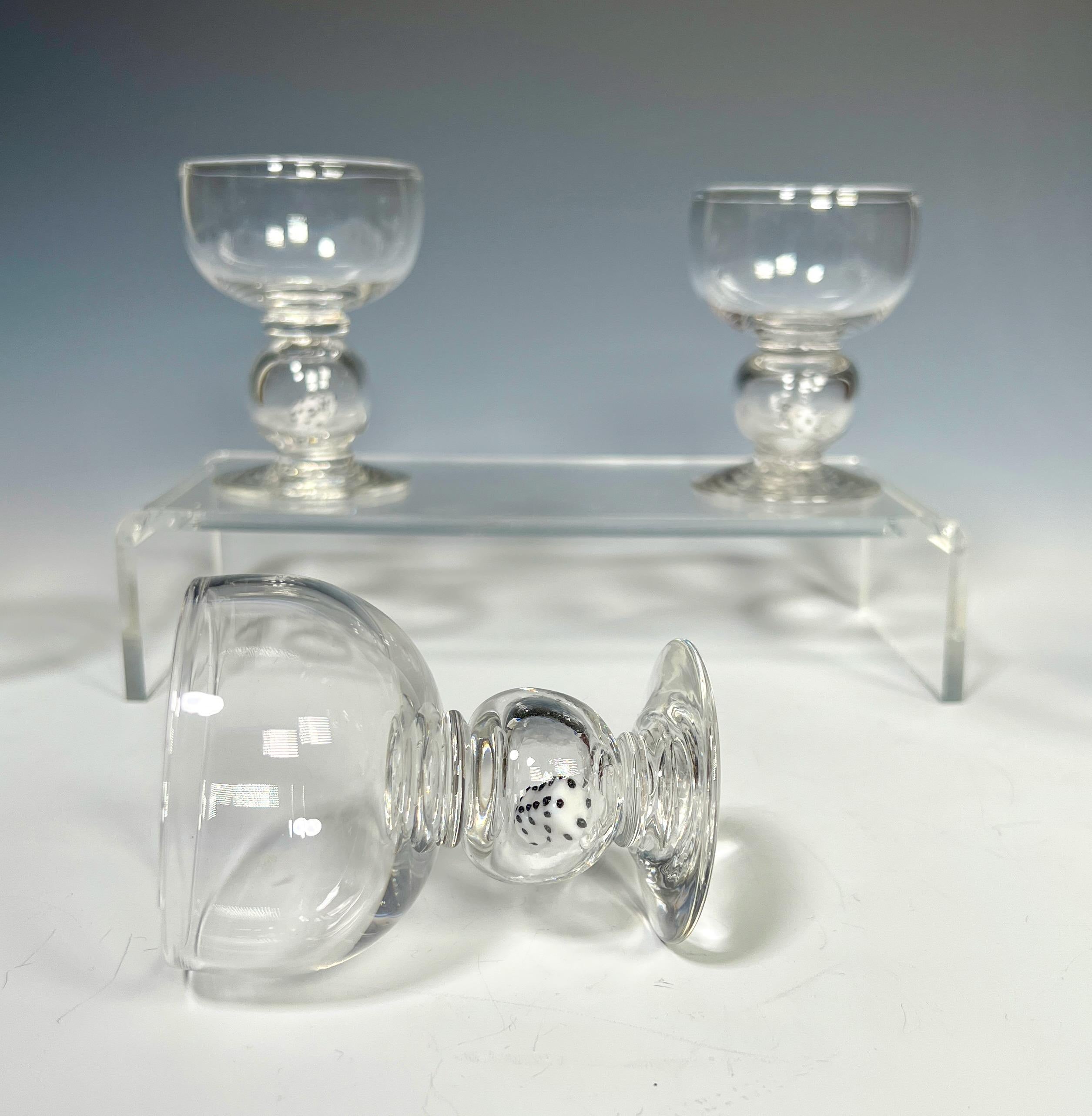 Satz von 8 Stevens & Williams Cocktailgläsern aus geblasenem Kristall mit Würfelverbindern (Englisch) im Angebot
