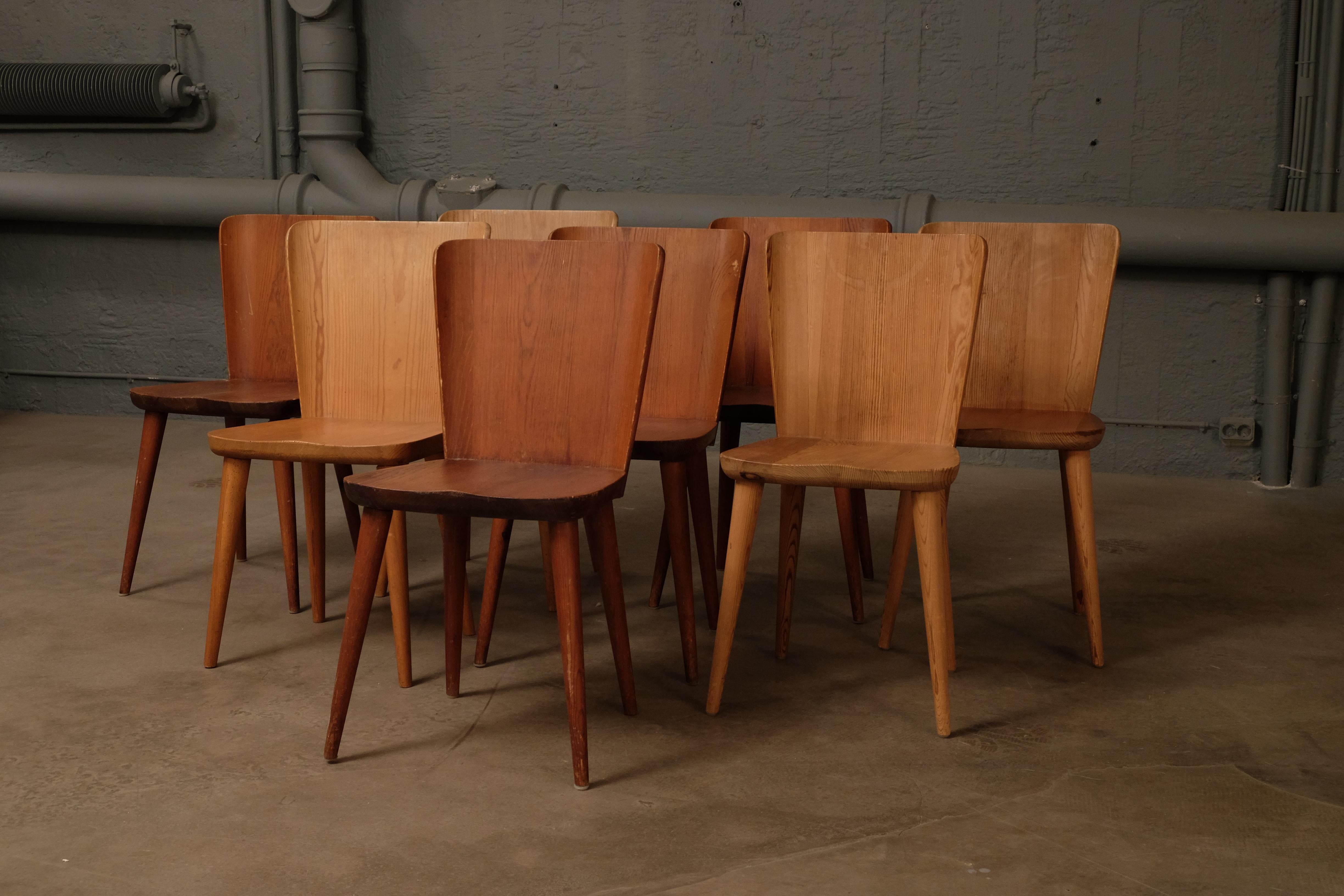 Set of 12 Swedish Pine Chairs by Göran Malmvall, Svensk Fur, 1940s In Good Condition In Stockholm, SE