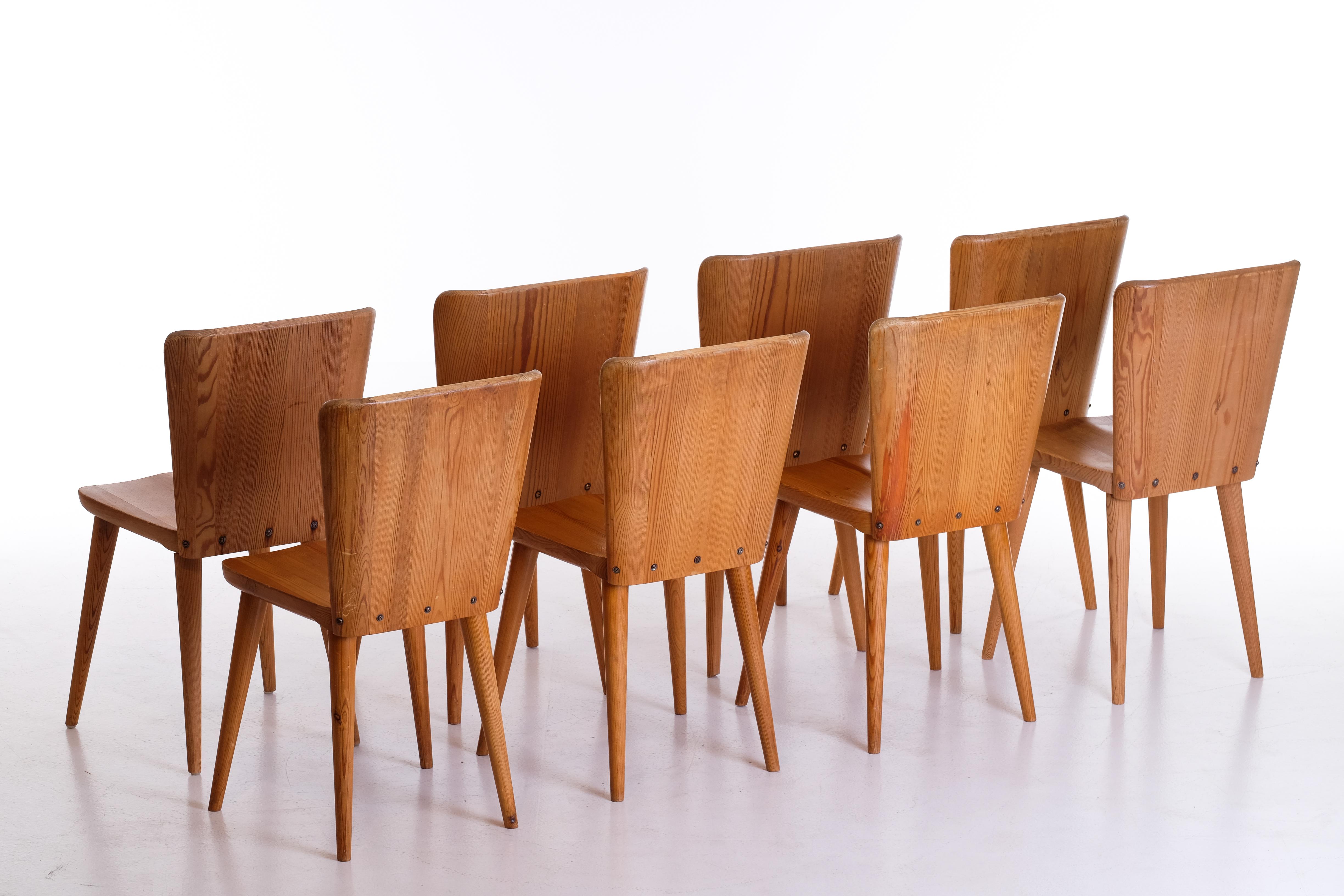 Scandinavian Modern Set of 8 Swedish Pine Chairs by Göran Malmvall, Svensk Fur, 1950s For Sale