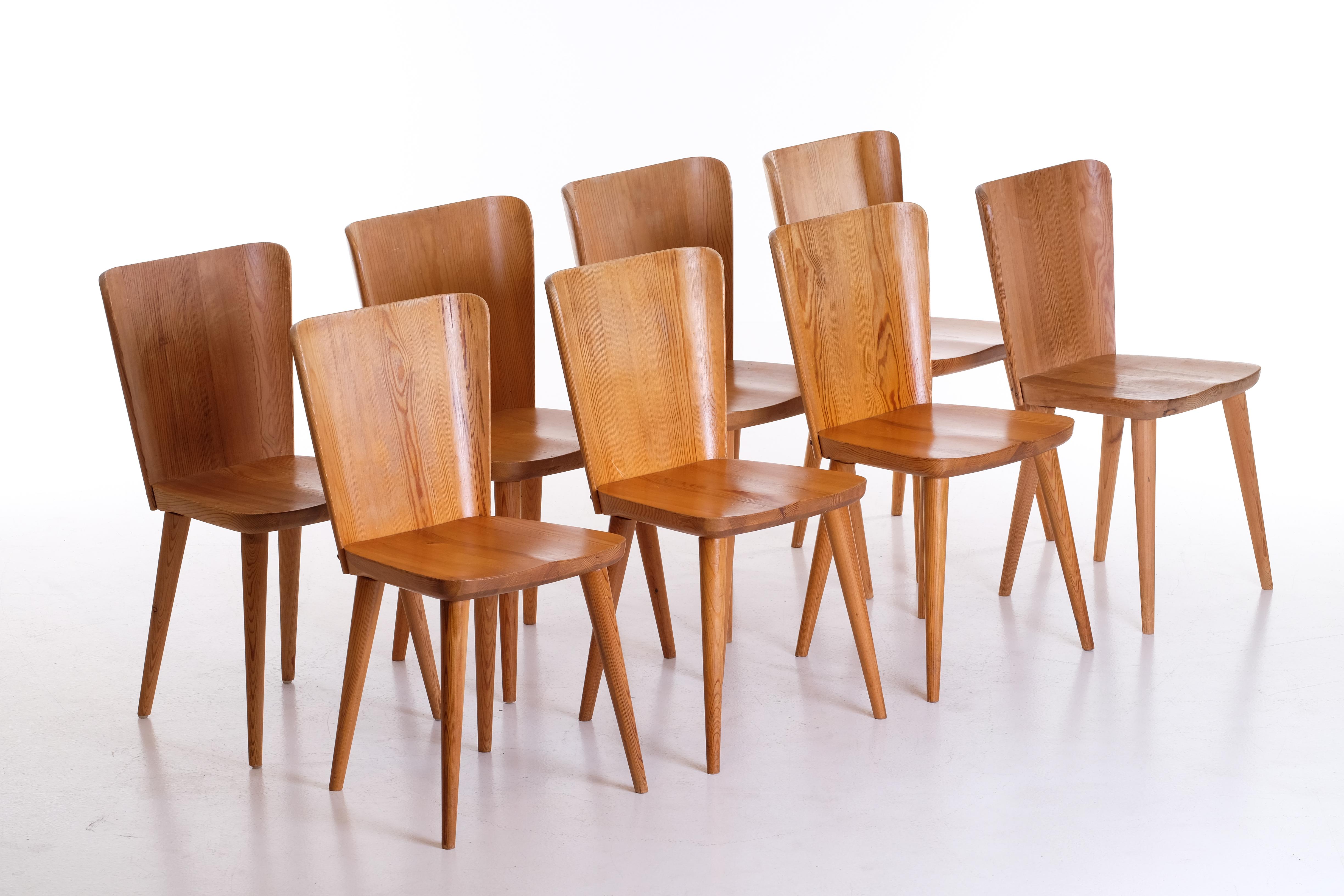 Set of 8 Swedish Pine Chairs by Göran Malmvall, Svensk Fur, 1950s In Good Condition For Sale In Stockholm, SE
