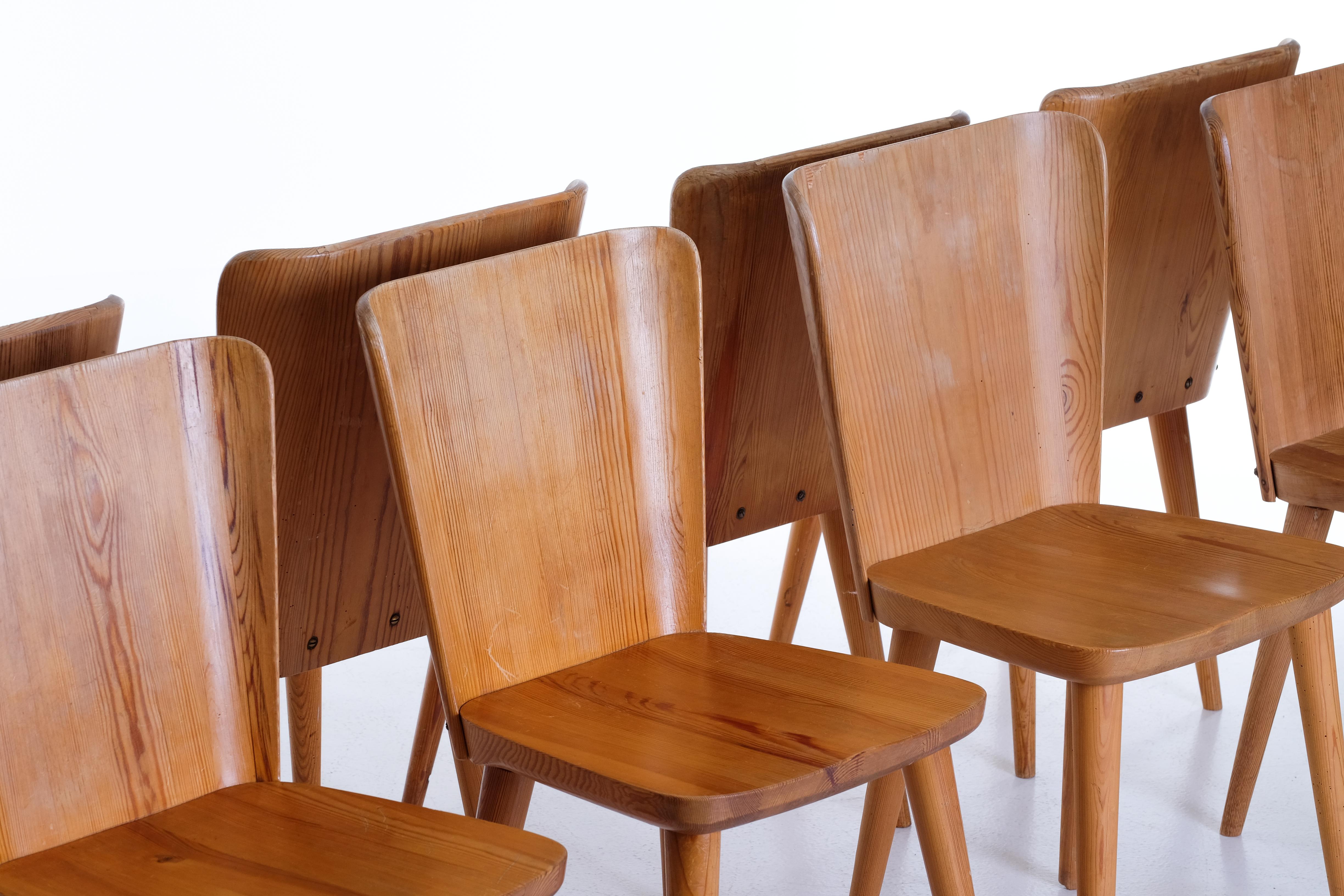 Mid-20th Century Set of 8 Swedish Pine Chairs by Göran Malmvall, Svensk Fur, 1950s For Sale