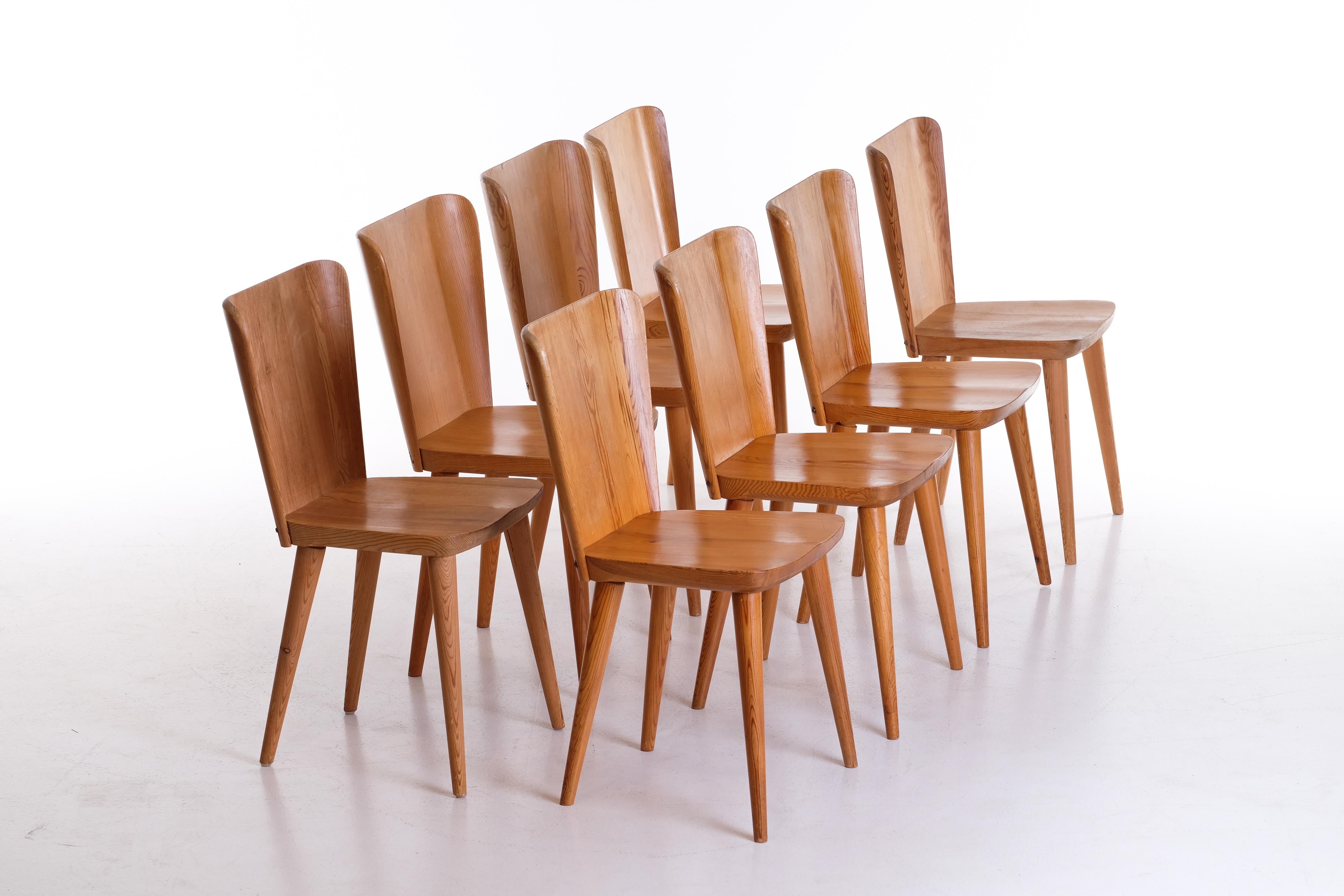 Set of 8 Swedish Pine Chairs by Göran Malmvall, Svensk Fur, 1950s For Sale 1