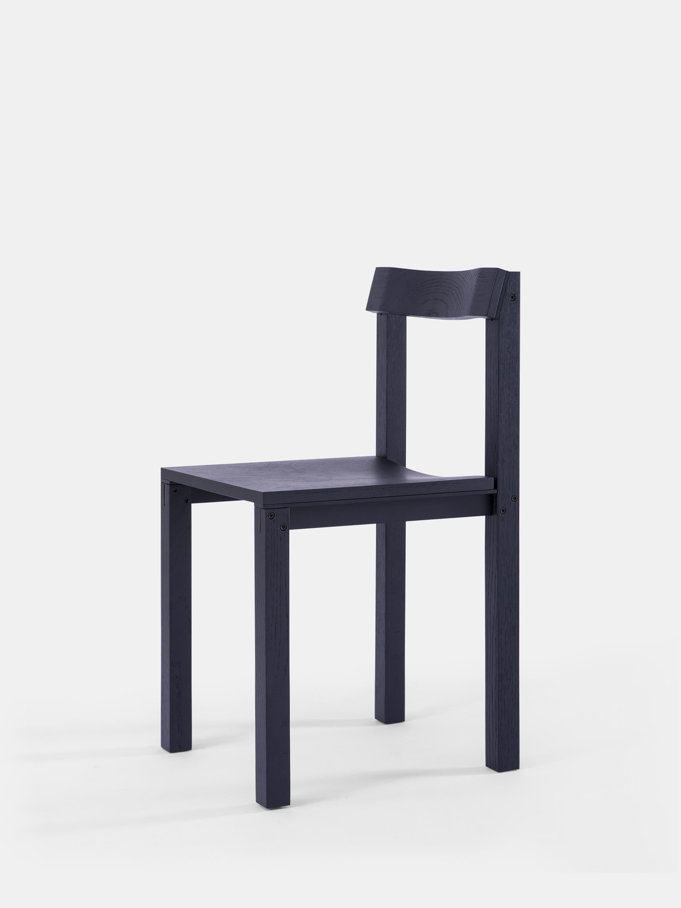 Satz von 8 Stühlen aus schwarzer Eiche von Kann Design
Abmessungen: T 40 x B 44 x H 80 cm.
MATERIALIEN: Schwarz lackierte Eiche, Aluminium.
Erhältlich in anderen Ausführungen.

Der von Léonard Kadid entworfene Stuhl Tal ist aus Aluminium und Holz