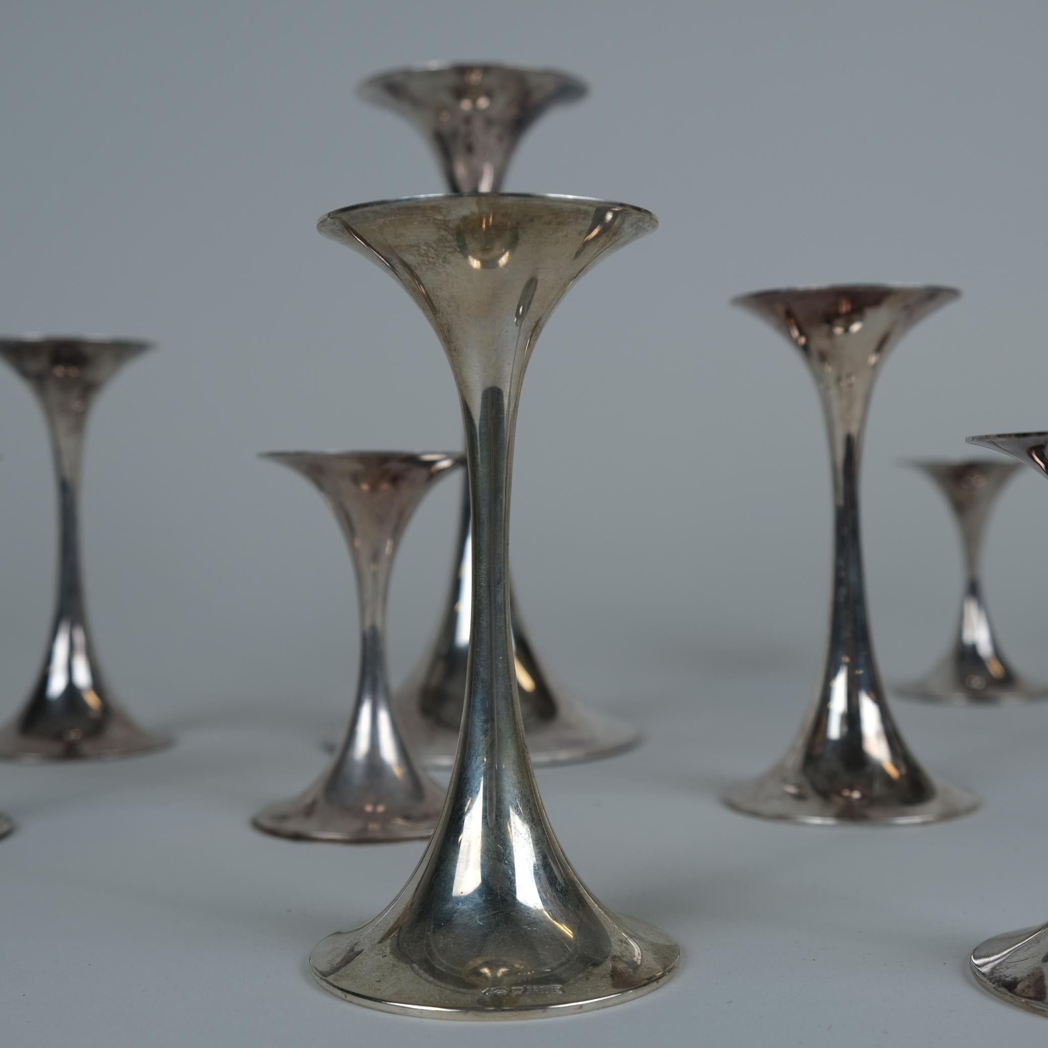 Scandinavo moderno Set di 8 portacandele a tromba Tapio Wirkkala in argento, Kultakeskus Oy, anni '80 in vendita