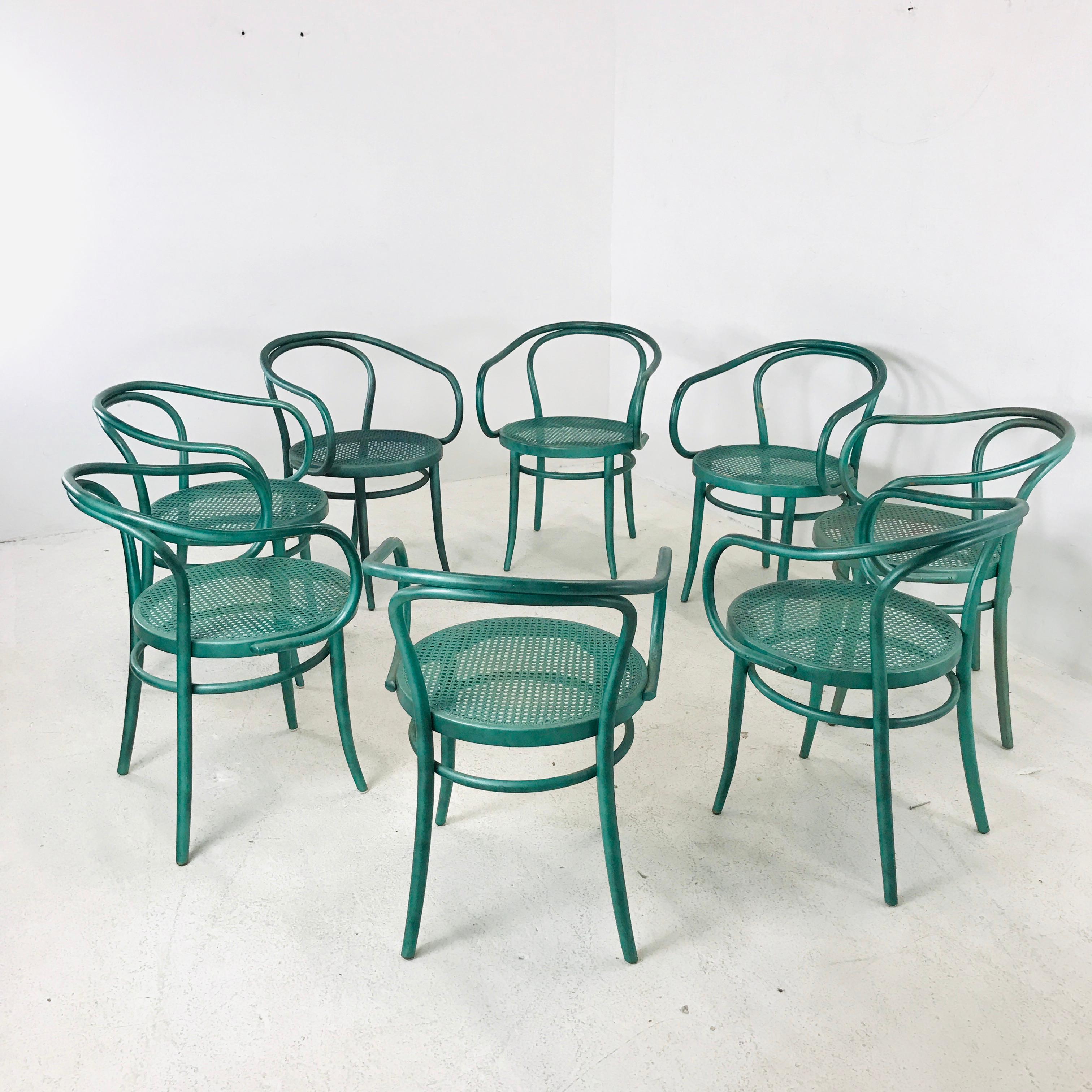 Set of 8 Thonet bentwood dining chairs with removable cushions. In good vintage condition with visible wear due to use.
Refinishing is recommended.