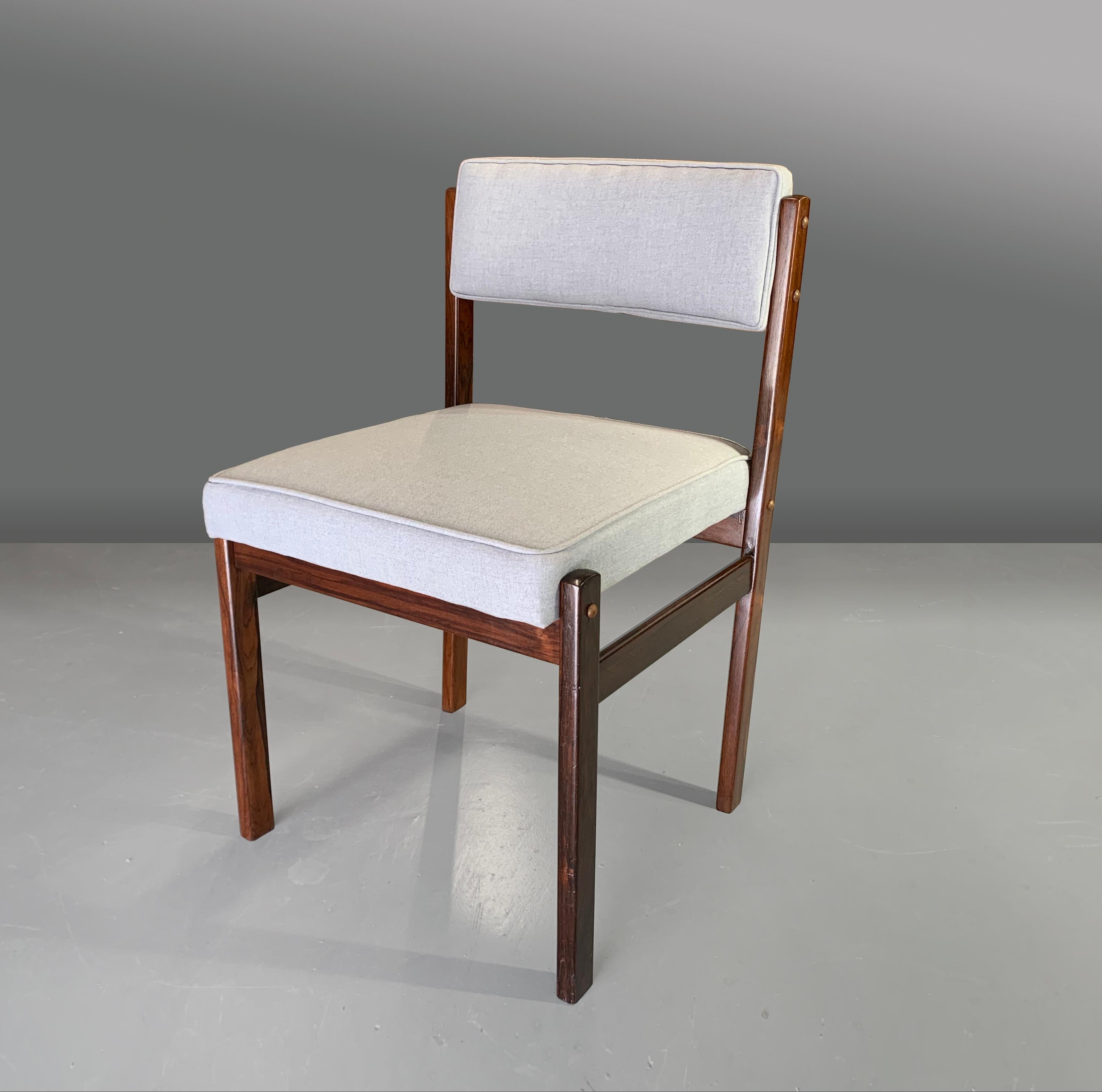 Sergio Rodrigues
Tião dining chair, Brazil 1959

Tião is a comfortable, classic and elegant chair designed by Sergio Rodrigues in 1959, and manufactured by Oca.

We have a set of eight Tião chairs in dark solid hardwood frame, re-upholstered in a
