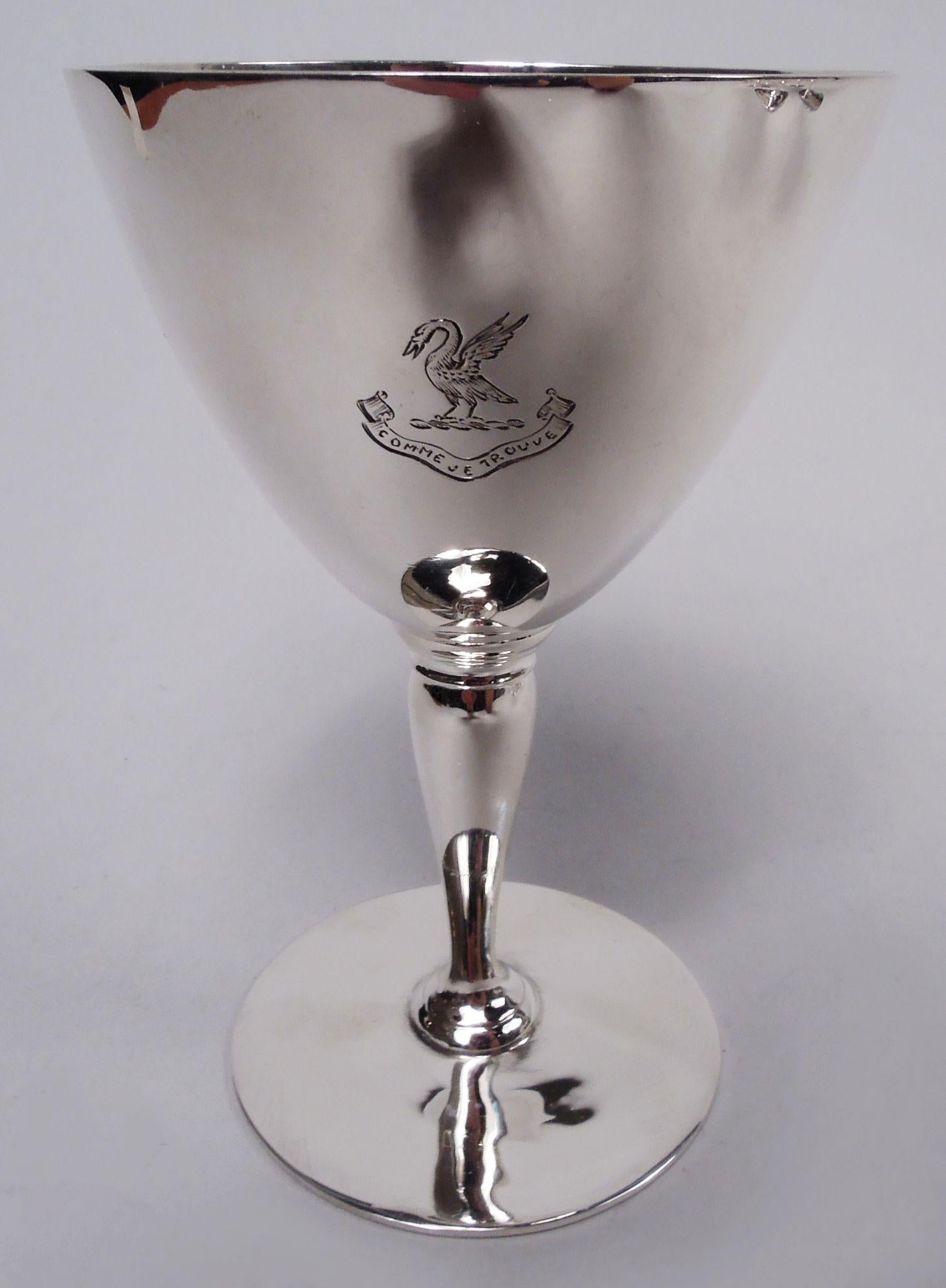 Ensemble de 8 coupes à cocktail Art déco en argent sterling. Fabriqué par Tiffany & Co. à New York, ca. 1915. Chaque : Cône sur support de balustre monté sur pied rond. Oiseau gravé sur la devise française 