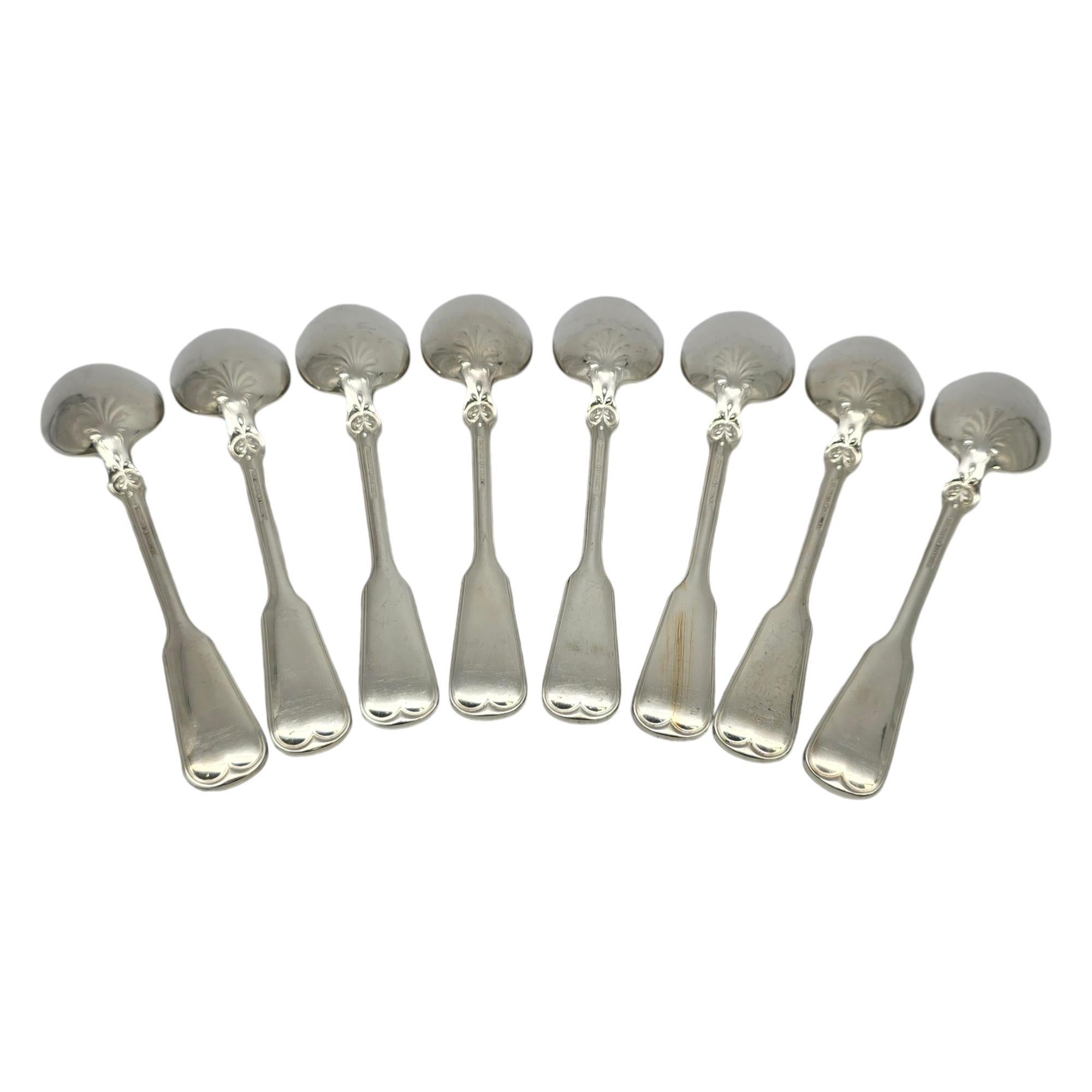 Set di 8 cucchiai da minestra con ciotola ovale in argento sterling con motivo Shell & Thread di Tiffany & Co.

Nessun monogramma

Il modello Shell & Thread è stato introdotto nel 1905 e continua a essere uno dei modelli classici di Tiffany più
