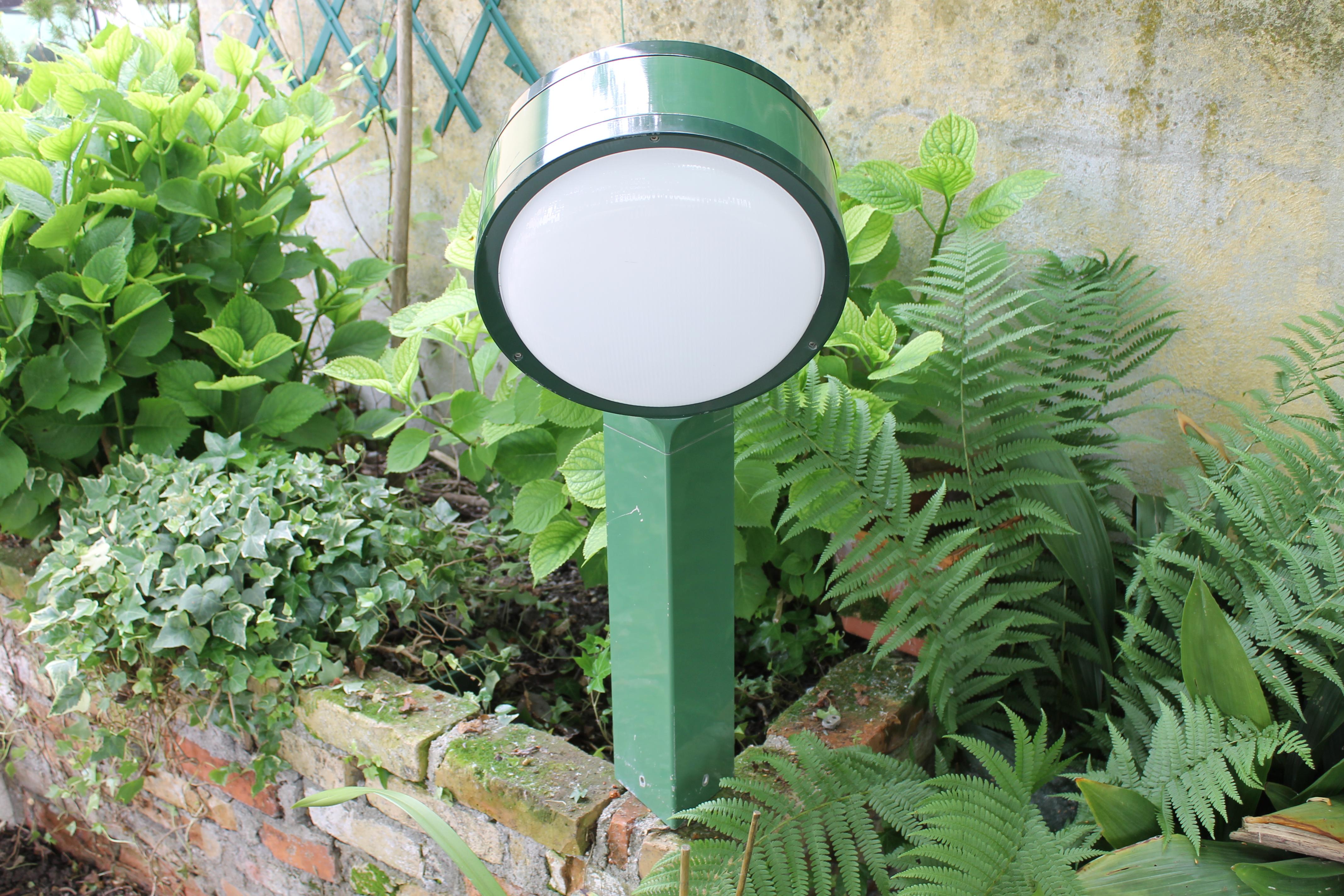 Flos Tamburo is a series of Classic outdoor lighting fixtures. A beautiful light which is is ideal for the patio or outdoor walking areas and entrances. Finished in green metal with a plastic lens diffuser. Designed by Afra and Tobia Scarpa in 1973,