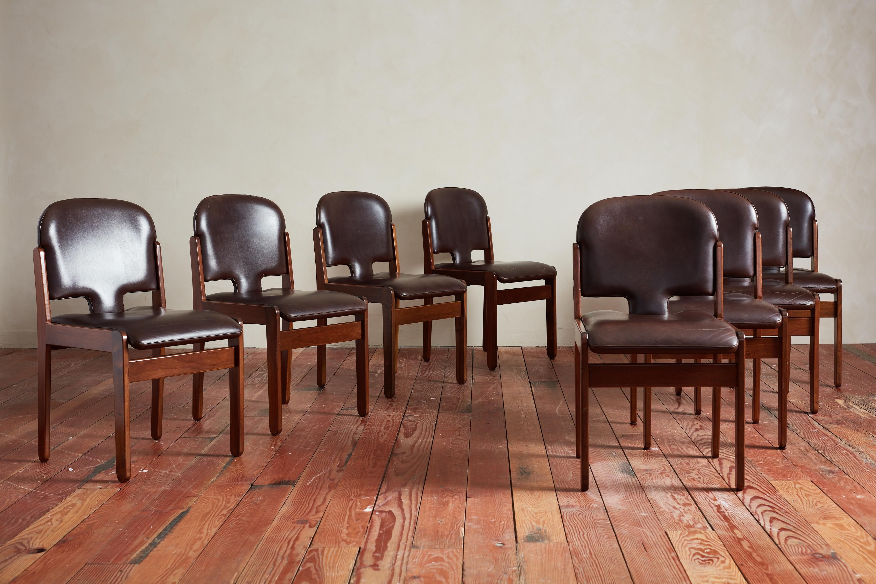 Bellissimo set di 8 sedie da pranzo in noce nello stile di Tobia Scarpa, con legno di noce e pelle color cioccolato. 

Forma unica con una patina meravigliosa. 

Italia, anni '60.