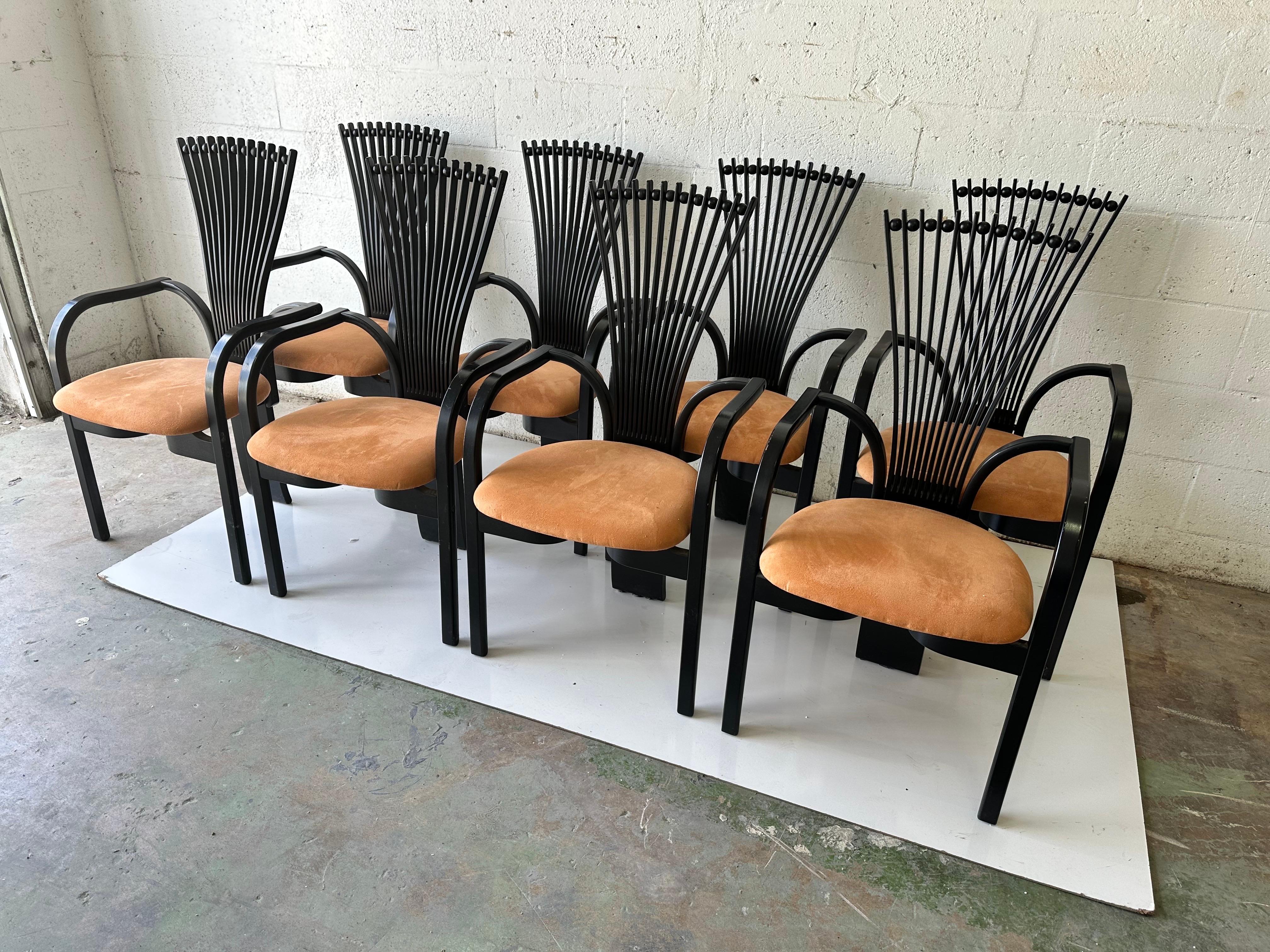Rare ensemble de 8 fauteuils TOTEM réalisés par Torstein Nielsen .
Peinture noire, chêne et daim.