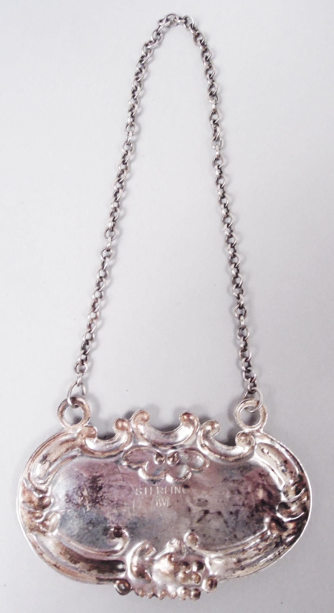 Edoardiano Set di 8 etichette per liquori tradizionali in argento sterling per tutti i principali tipi di bevande.