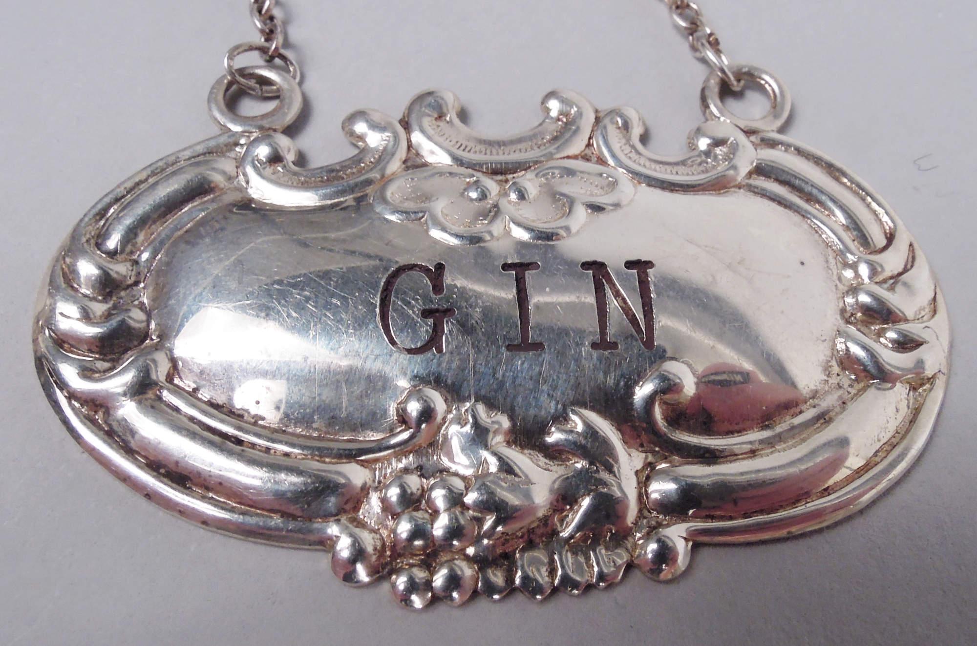 Set di 8 etichette per liquori tradizionali in argento sterling per tutti i principali tipi di bevande. In condizioni buone a New York, NY