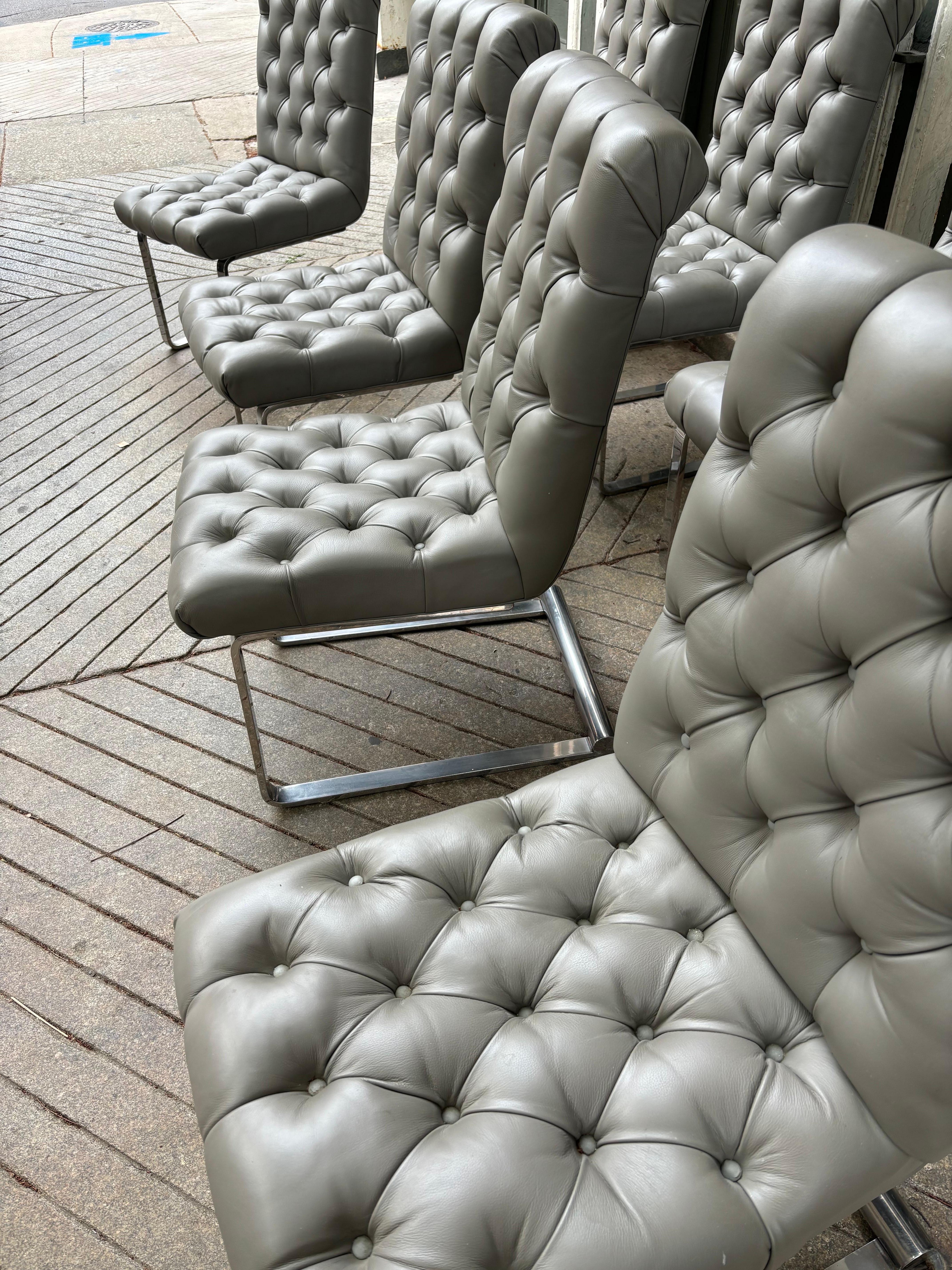 Ensemble de 8 chaises de salle à manger en cuir touffeté attribuée à Pace en vente 7