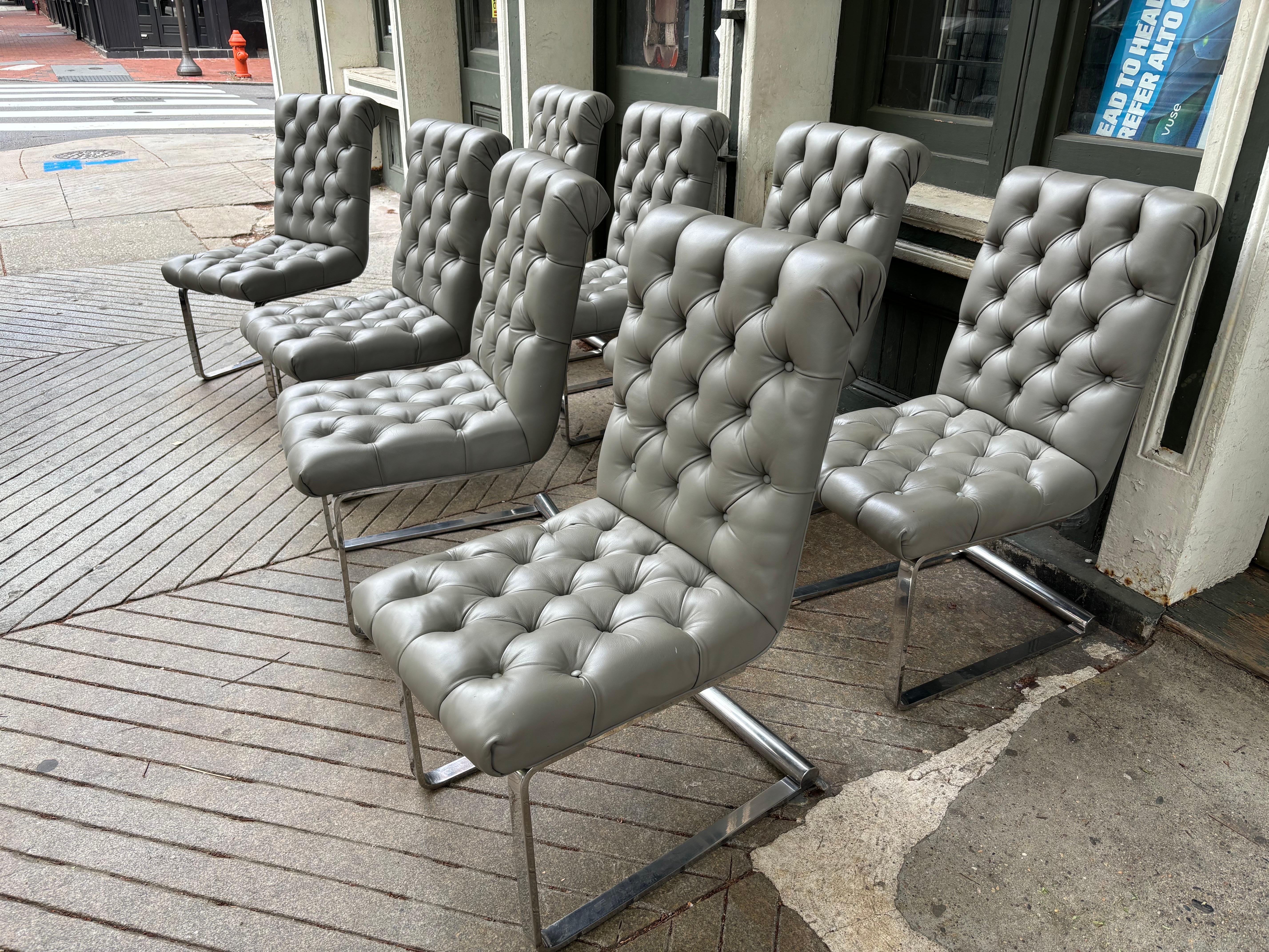 Mid-Century Modern Ensemble de 8 chaises de salle à manger en cuir touffeté attribuée à Pace en vente