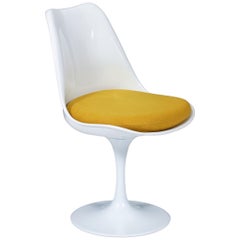 Set of 8 Tulip Dining Chairs in the style of Eero Saarinen for Knoll