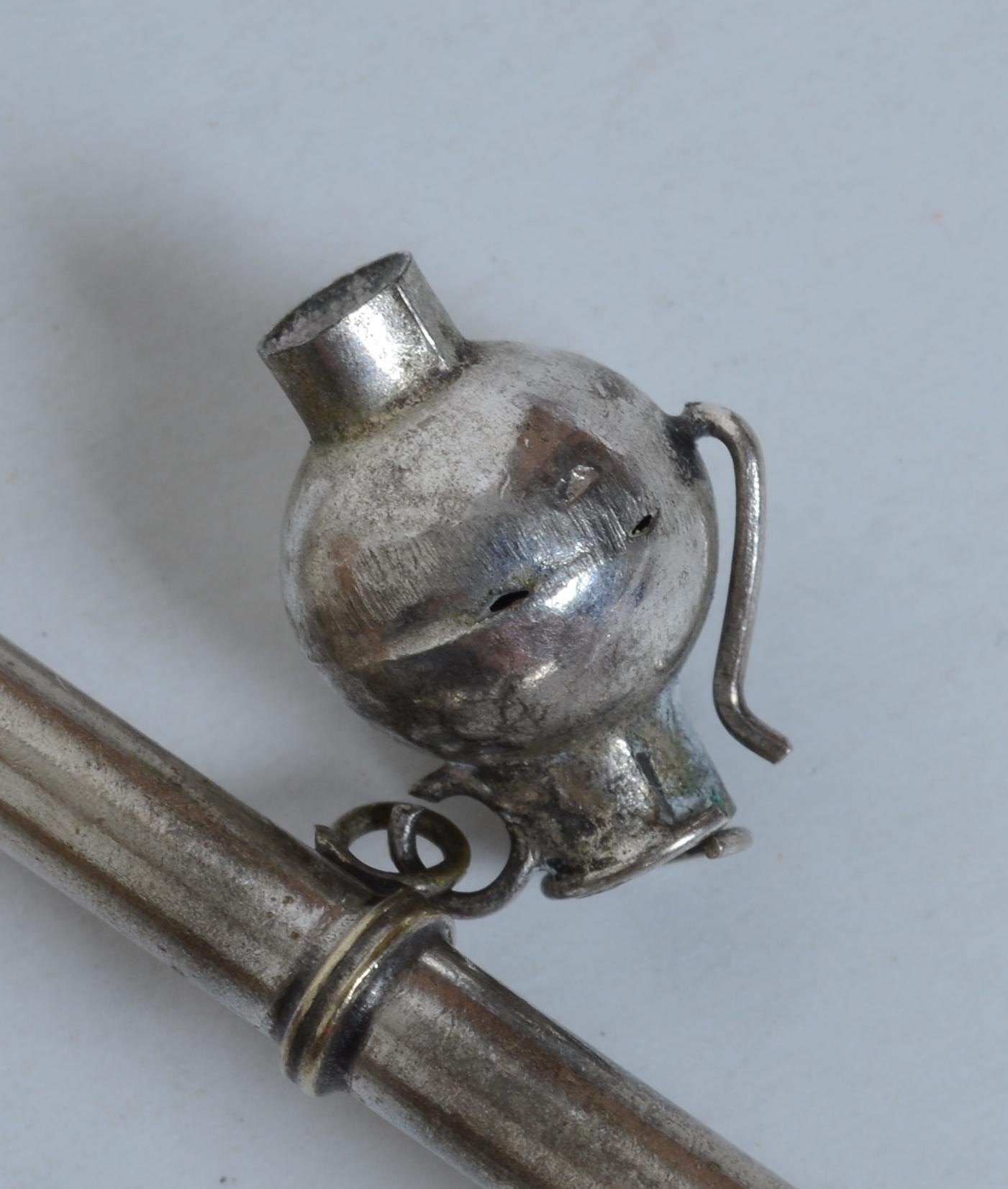 Satz von 8 türkischen, silbernen Eistee-Cocktail-Strohhalmen/Rührstäbchen mit angehängten Charms (20. Jahrhundert) im Angebot