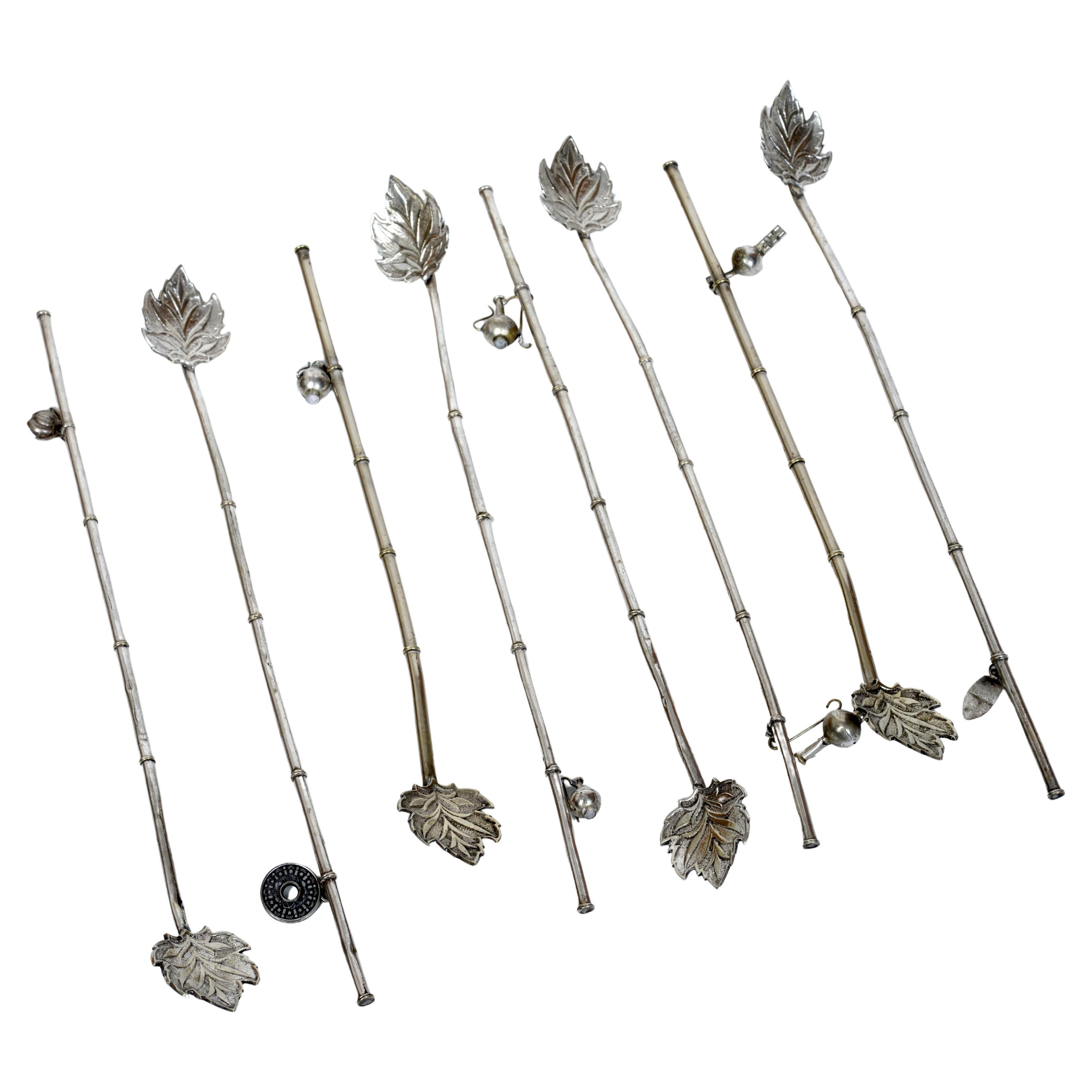 Satz von 8 türkischen, silbernen Eistee-Cocktail-Strohhalmen/Rührstäbchen mit angehängten Charms im Angebot
