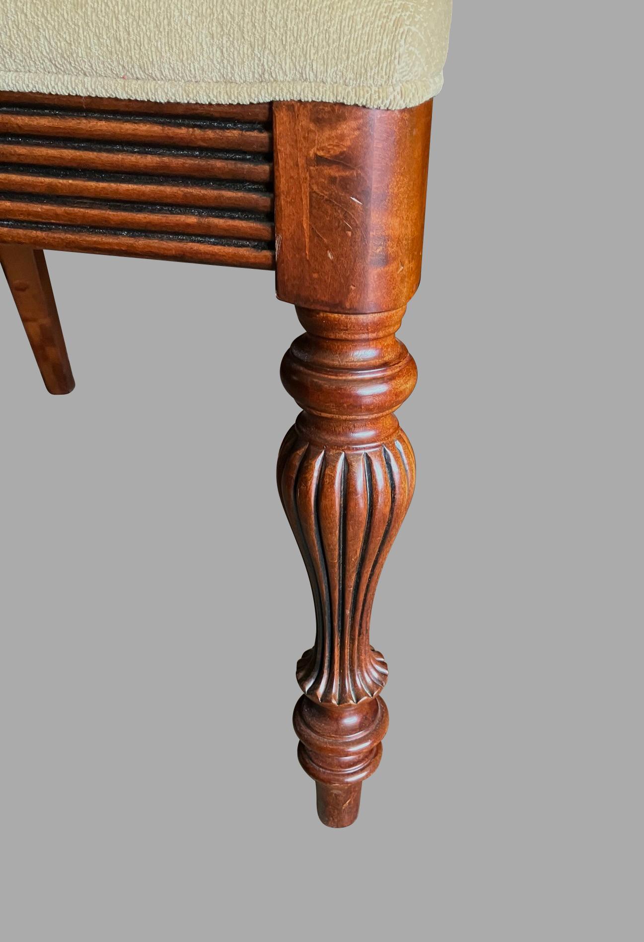 Legno massiccio Set di 8 sedie da pranzo imbottite in stile Reggenza in vendita