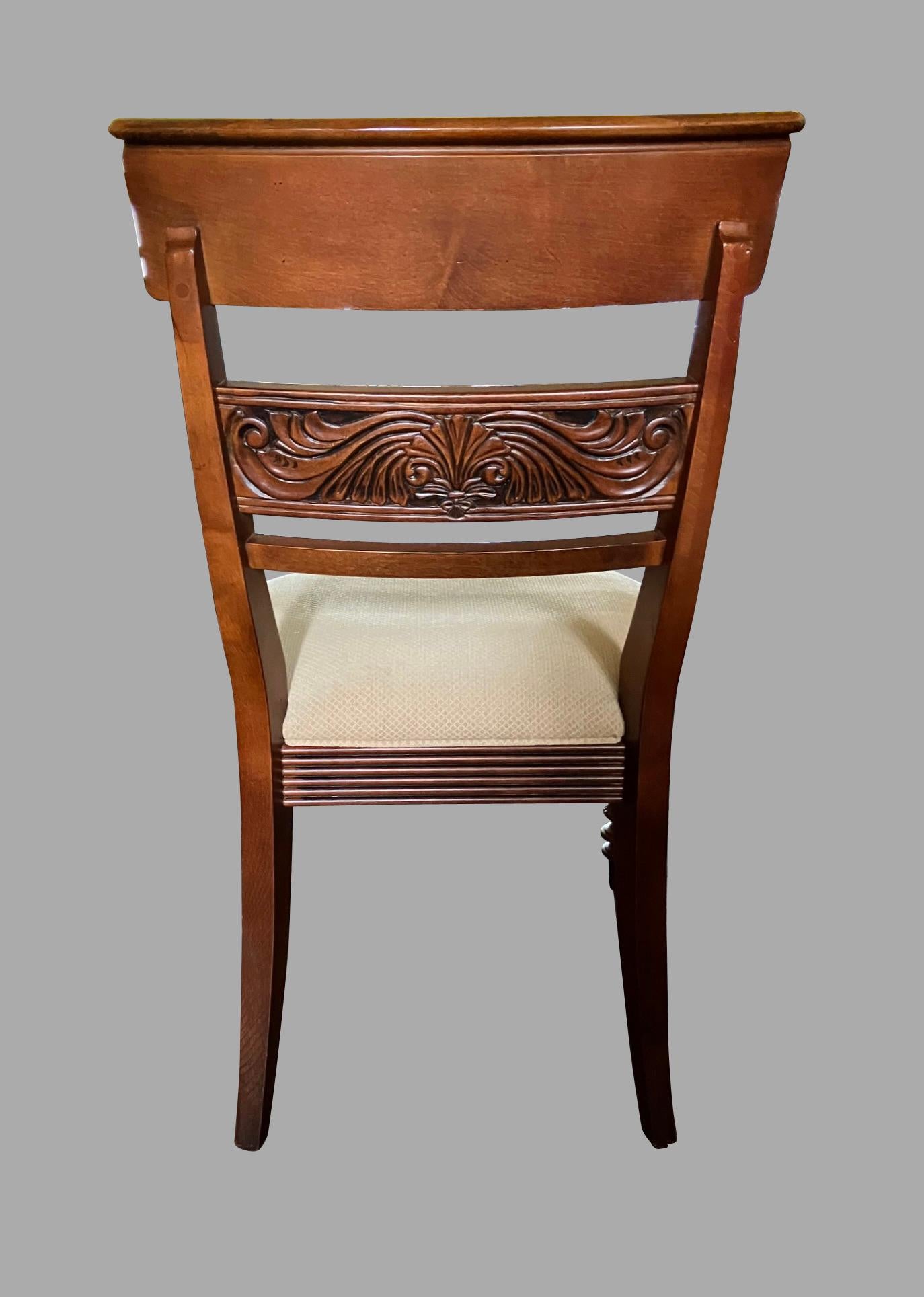 XXI secolo e contemporaneo Set di 8 sedie da pranzo imbottite in stile Reggenza in vendita