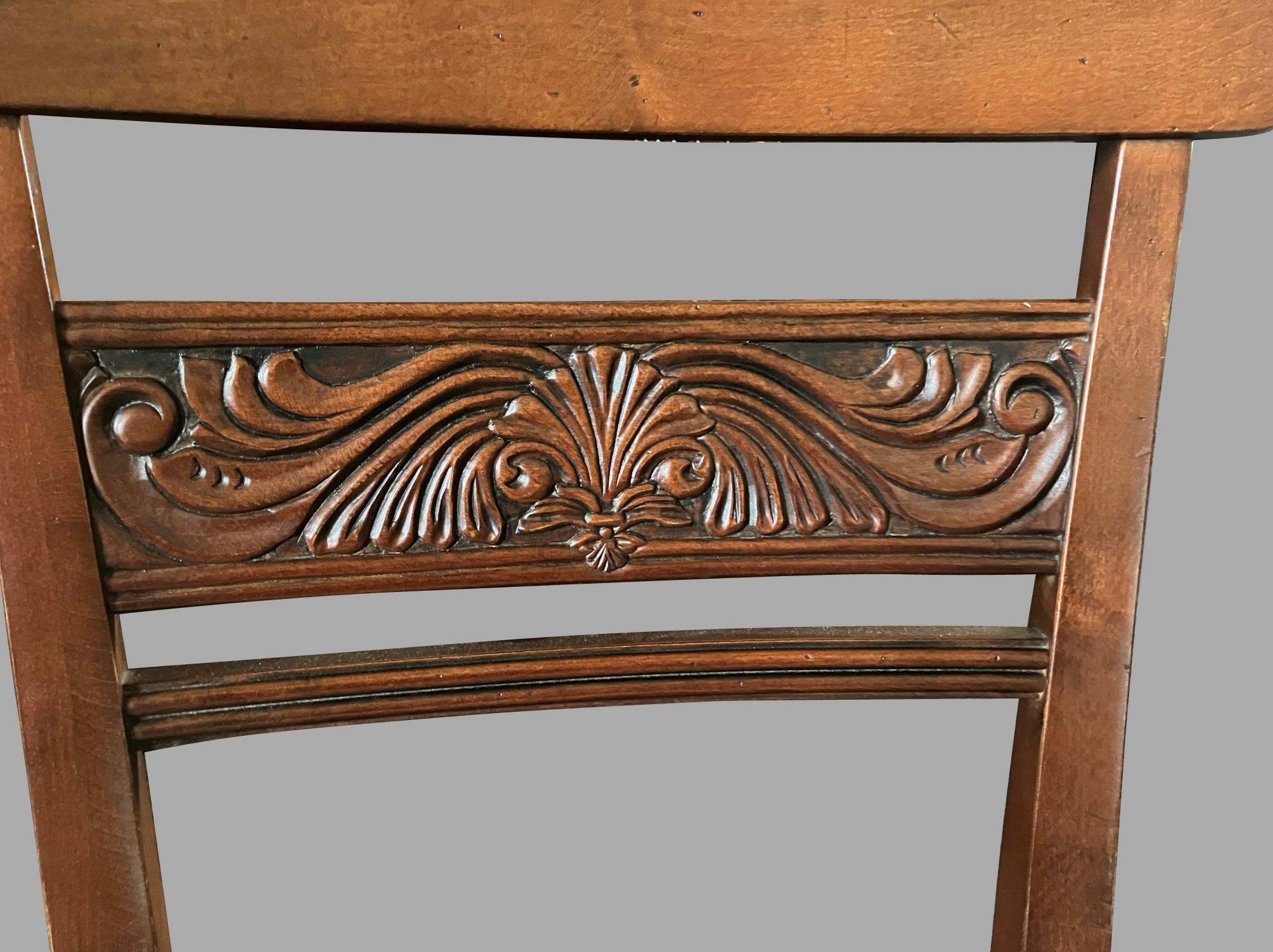 Set di 8 sedie da pranzo imbottite in stile Reggenza In condizioni buone in vendita a San Francisco, CA