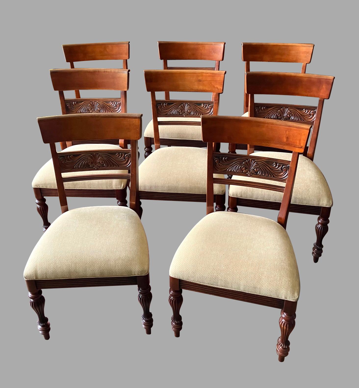 Un attraente e comodo set di 8 sedie da pranzo in stile Regency. Questo set è ben rivestito in tessuto beige. Le sedie sono molto comode e ampie. 