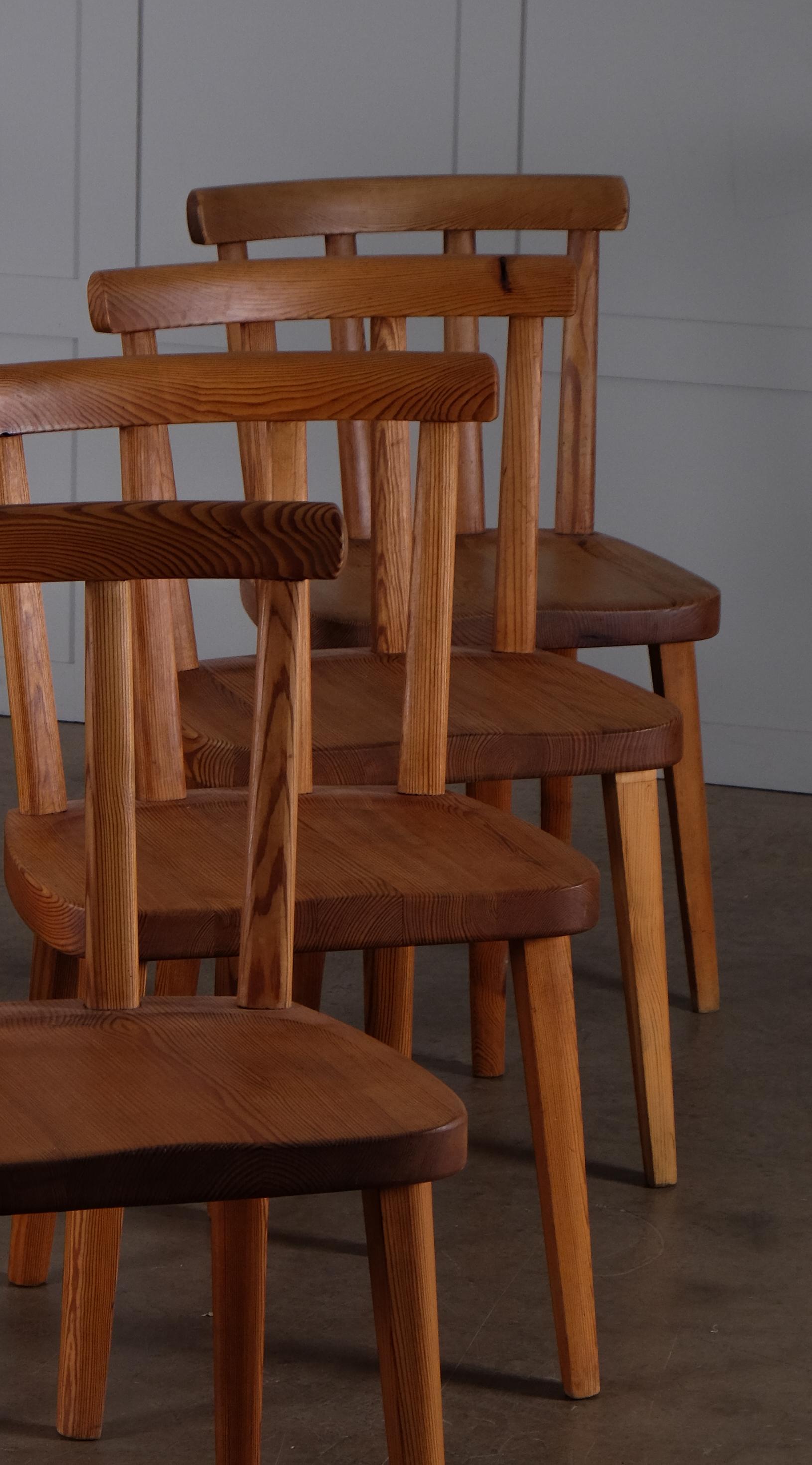 Rare set of 8 Utö/Uto pine chairs by Axel-Einar Hjorth, Sweden, circa 1930s.
Produced by Nordiska Kompaniet.
  