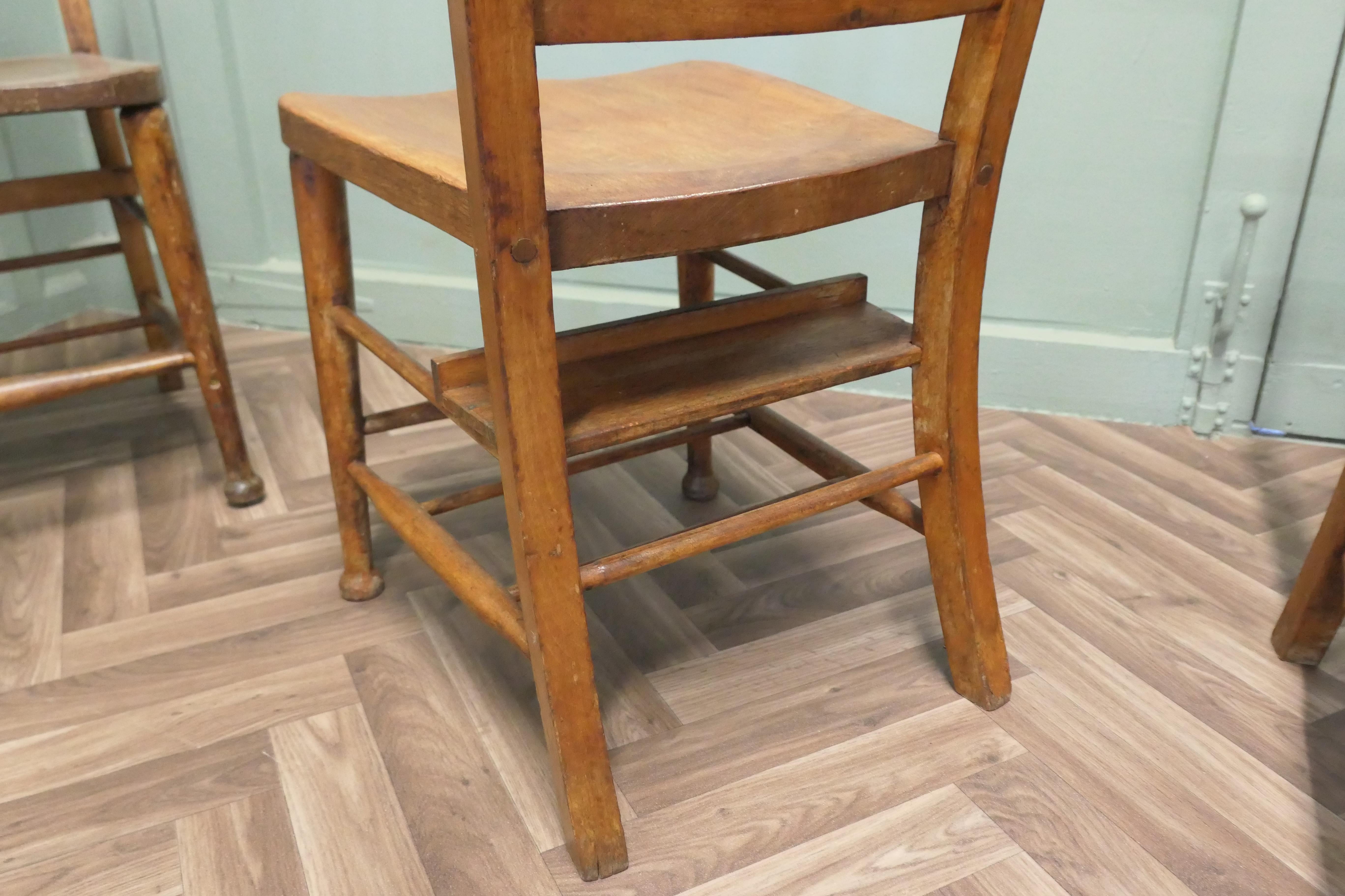 Ensemble de 8 chaises d'école en hêtre et orme de l'époque victorienne  Un bon ensemble robuste en vente 4