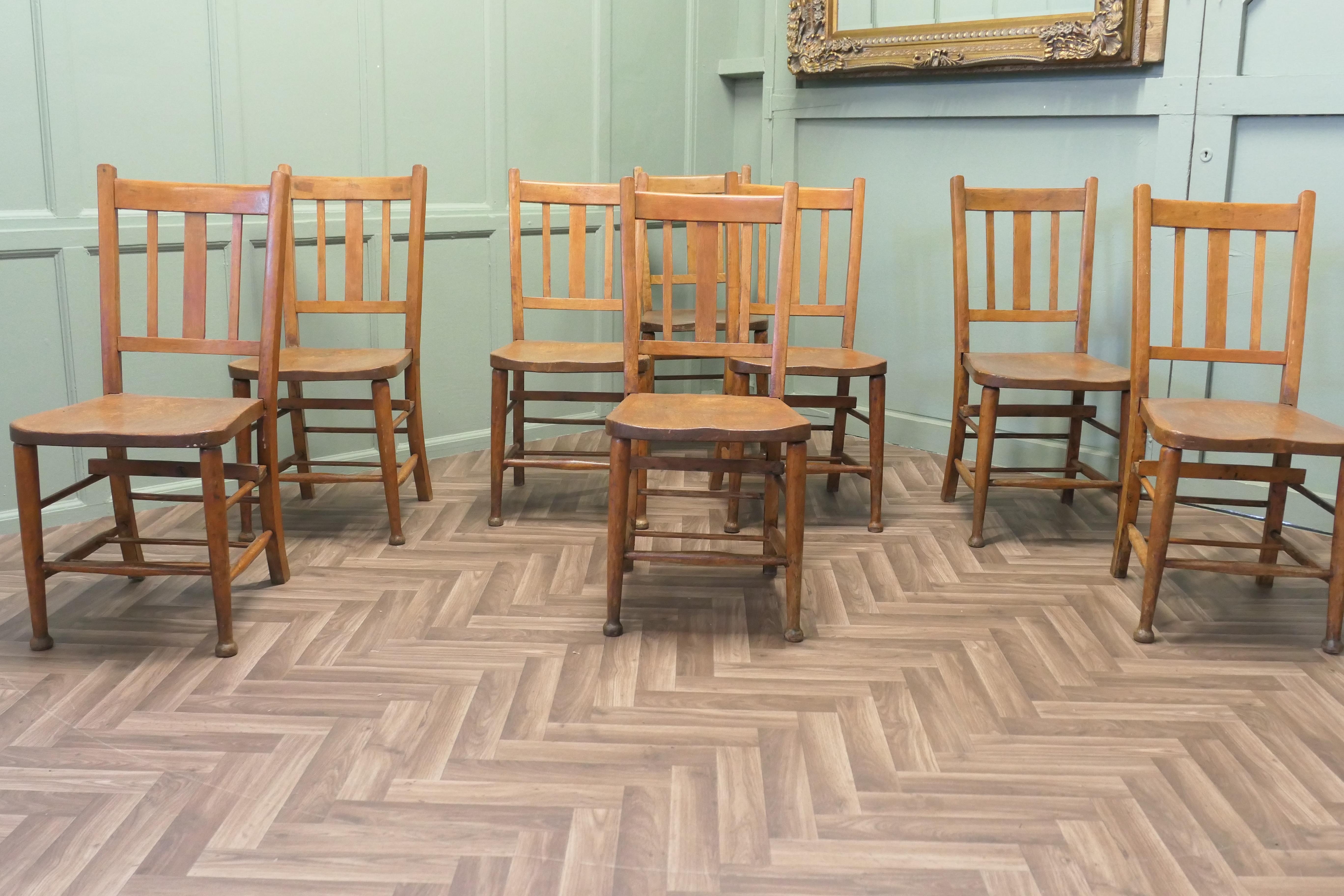 Ensemble de 8 chaises d'école en hêtre et orme de l'époque victorienne

Un ensemble robuste de 6 chaises victoriennes, ces chaises sont de taille normale, elles ont des sièges en orme massif joliment façonnés pour le confort avec des pieds et des
