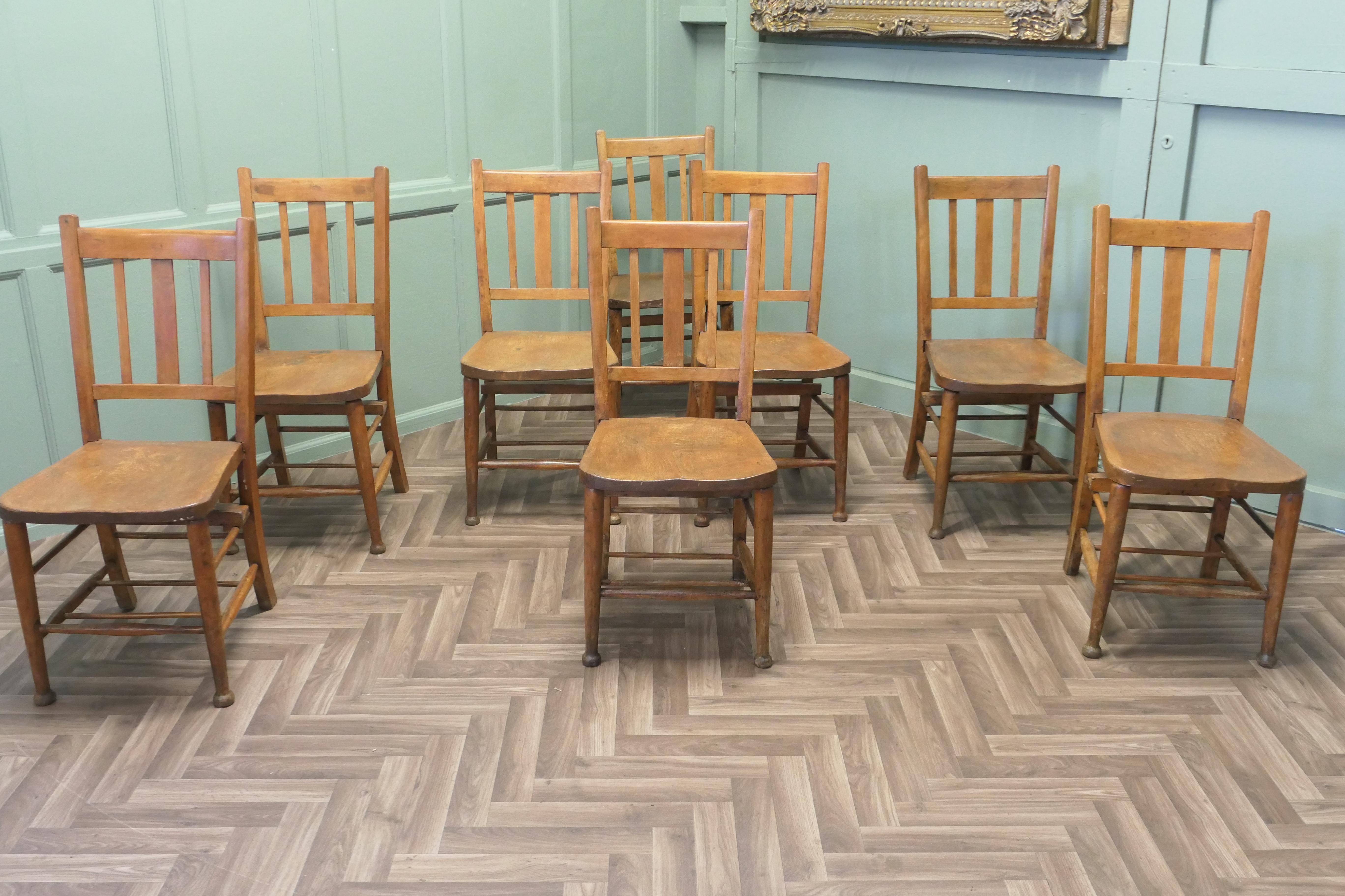 Industriel Ensemble de 8 chaises d'école en hêtre et orme de l'époque victorienne  Un bon ensemble robuste en vente