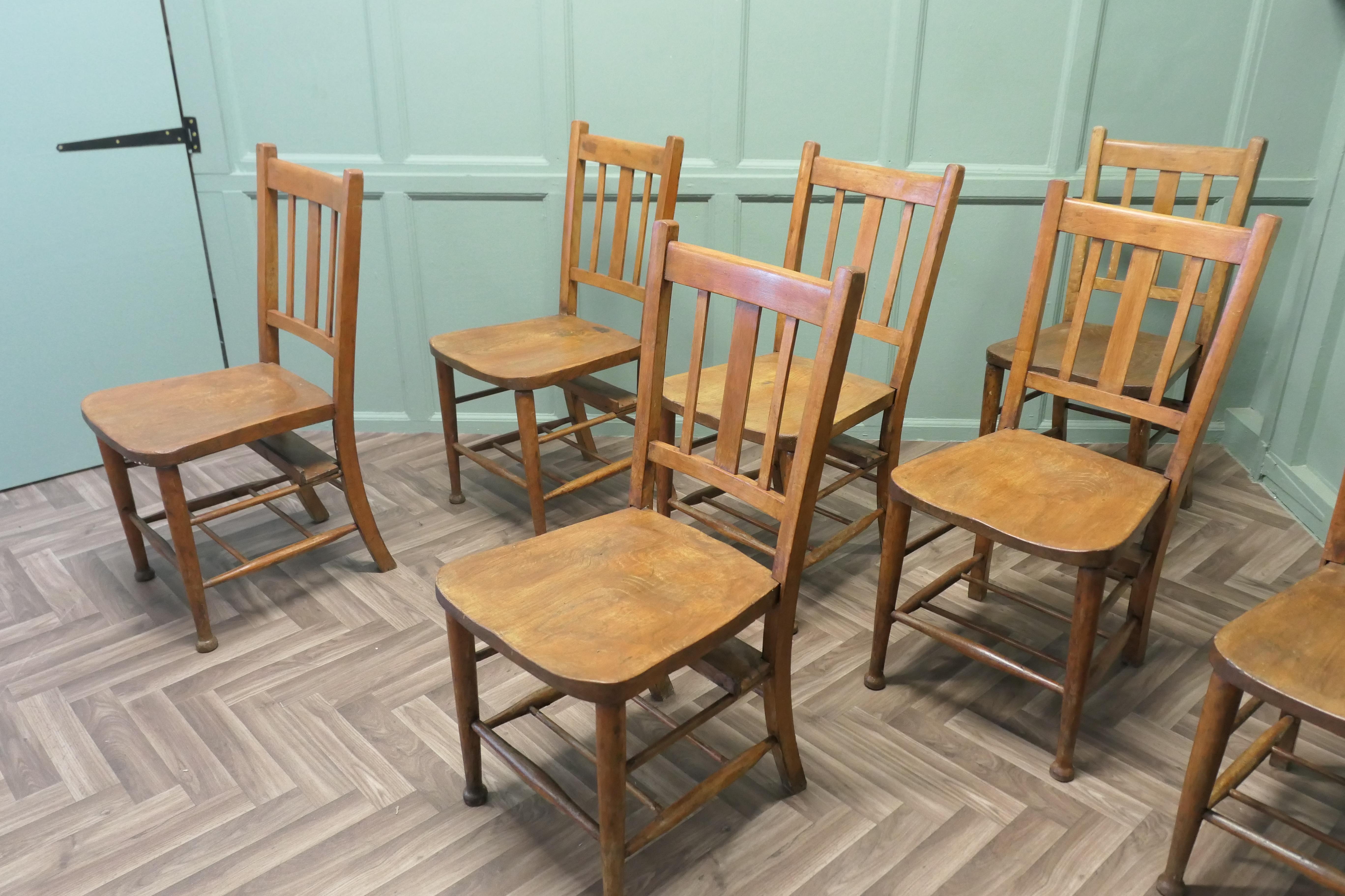 Ensemble de 8 chaises d'école en hêtre et orme de l'époque victorienne  Un bon ensemble robuste Bon état - En vente à Godshill, Isle of Wight