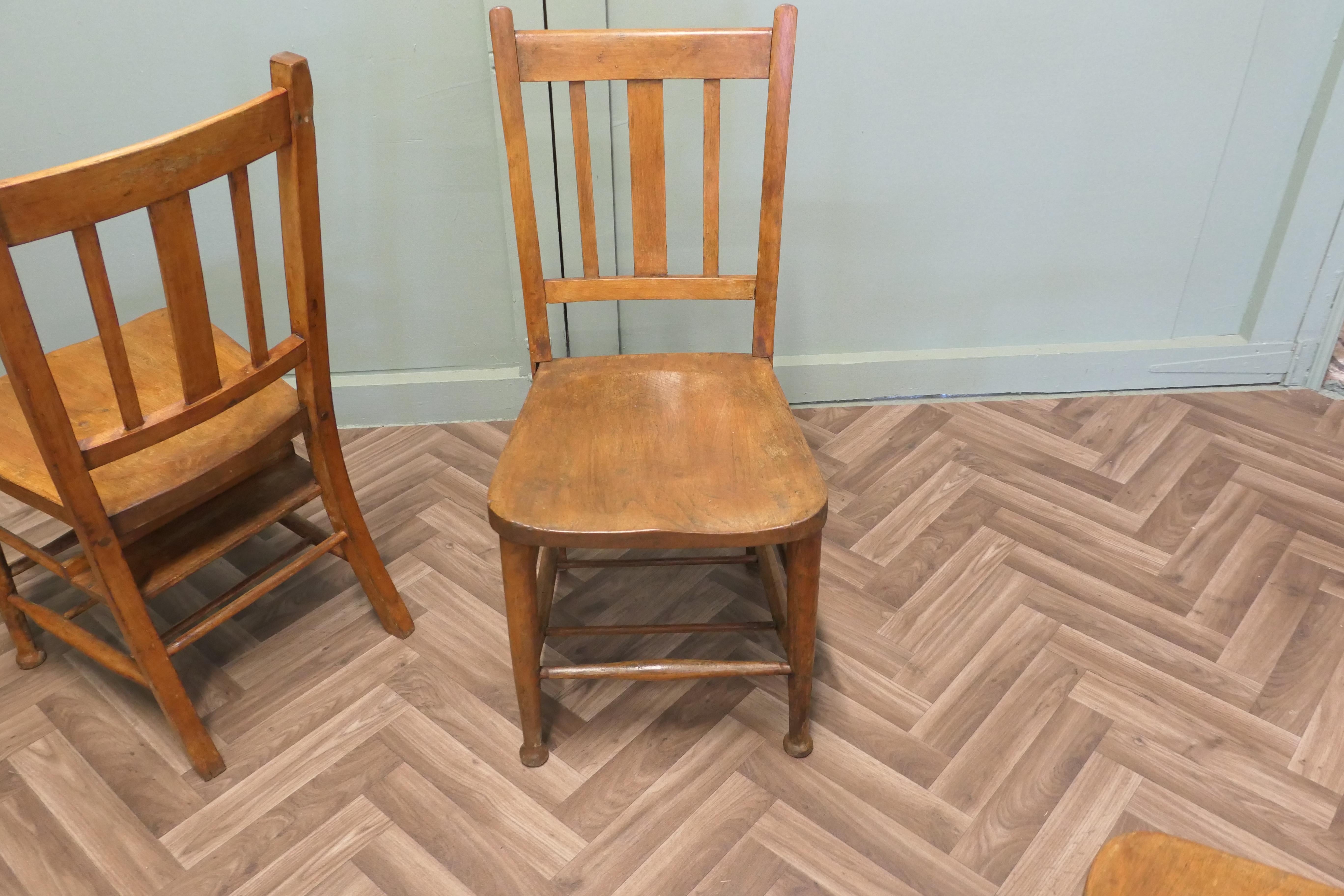 XIXe siècle Ensemble de 8 chaises d'école en hêtre et orme de l'époque victorienne  Un bon ensemble robuste en vente