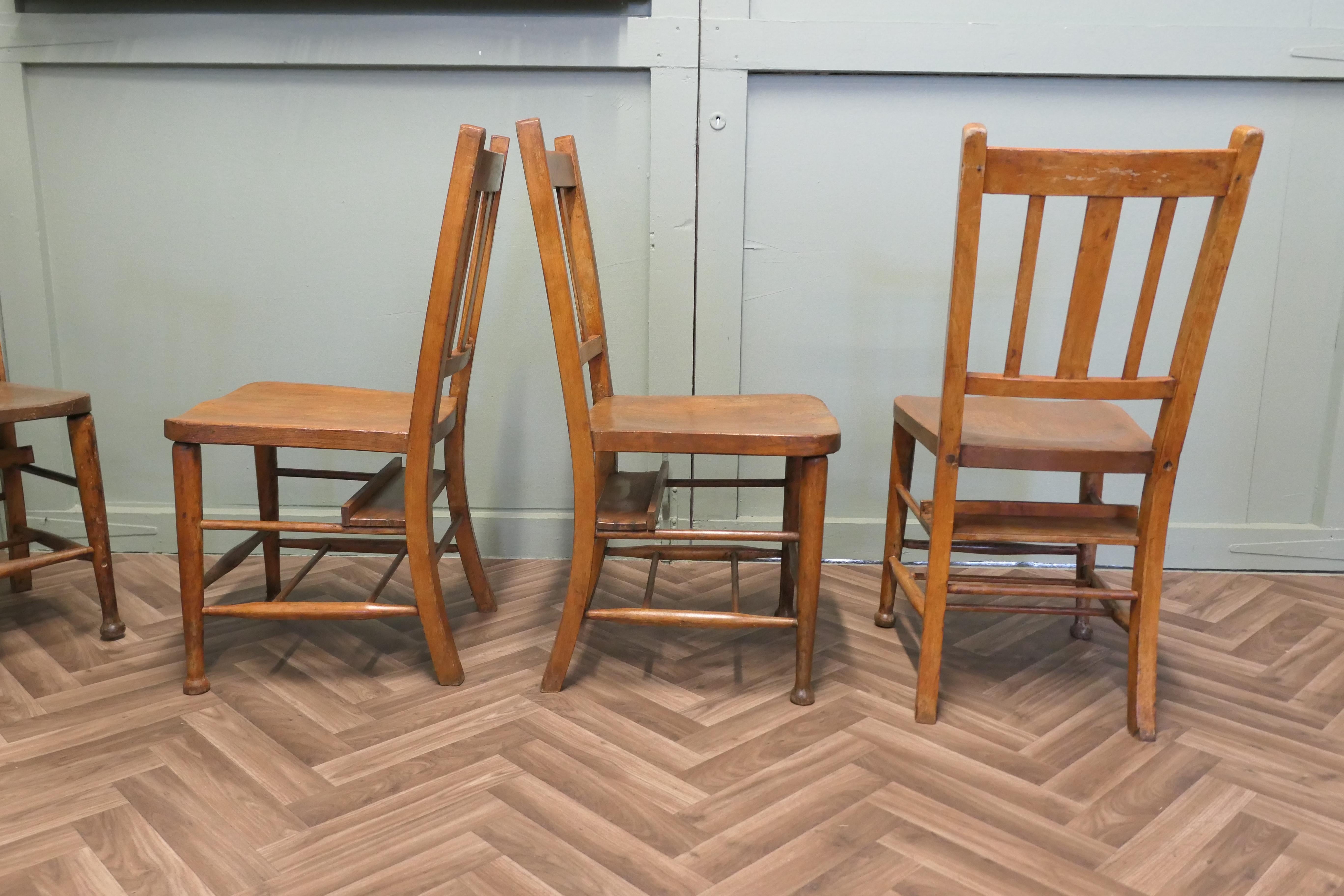 Orme Ensemble de 8 chaises d'école en hêtre et orme de l'époque victorienne  Un bon ensemble robuste en vente