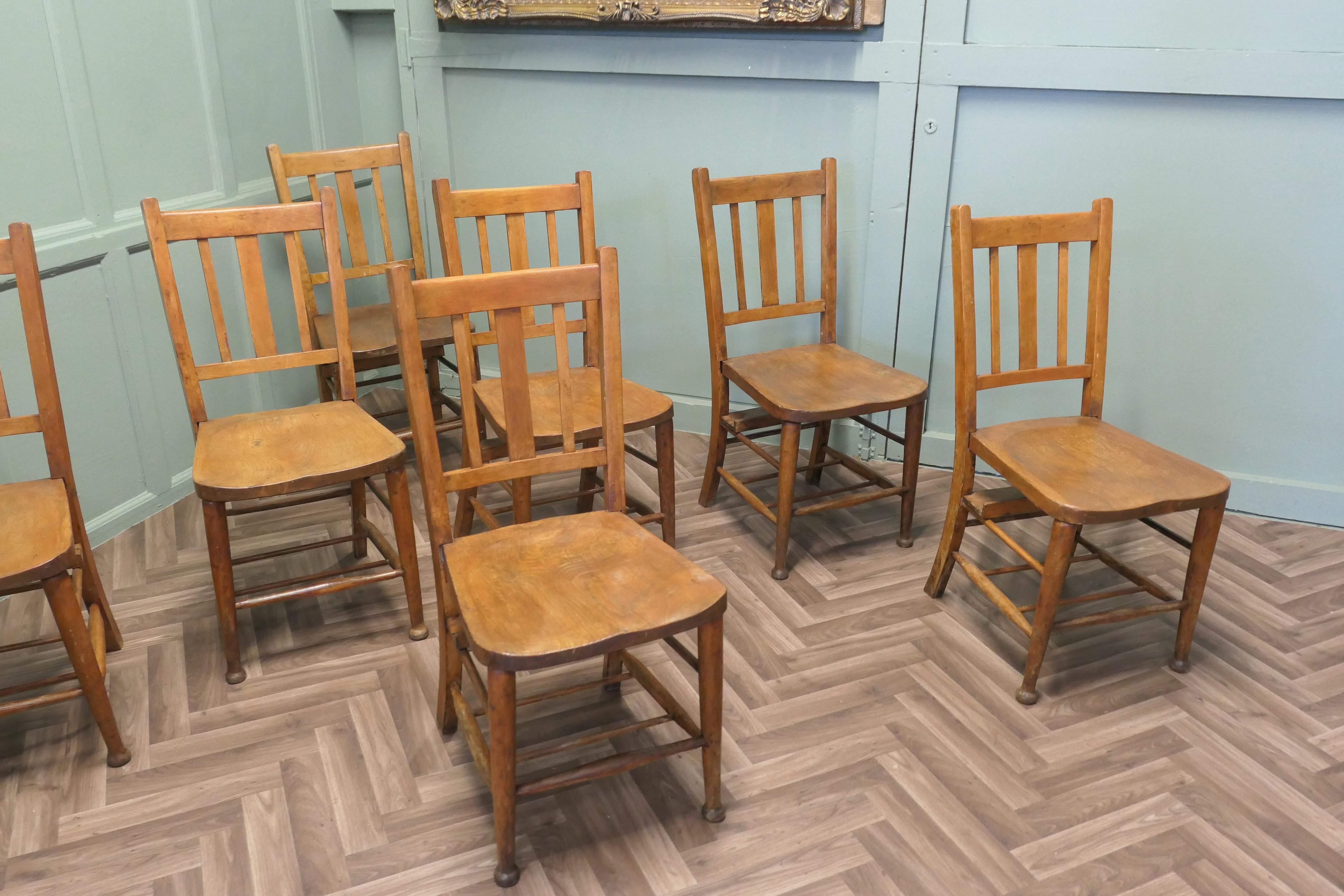 Ensemble de 8 chaises d'école en hêtre et orme de l'époque victorienne  Un bon ensemble robuste en vente 1