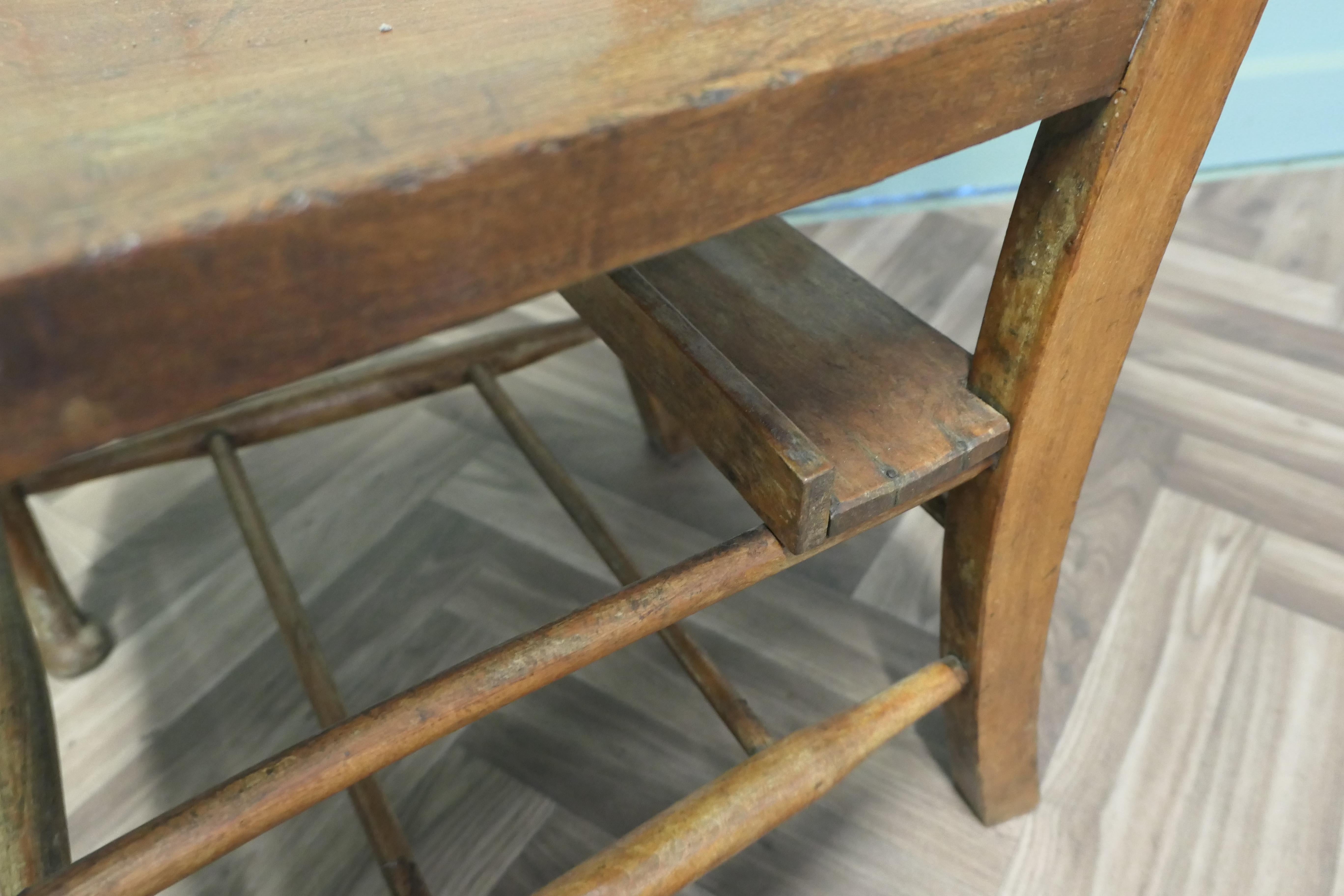 Ensemble de 8 chaises d'école en hêtre et orme de l'époque victorienne  Un bon ensemble robuste en vente 2
