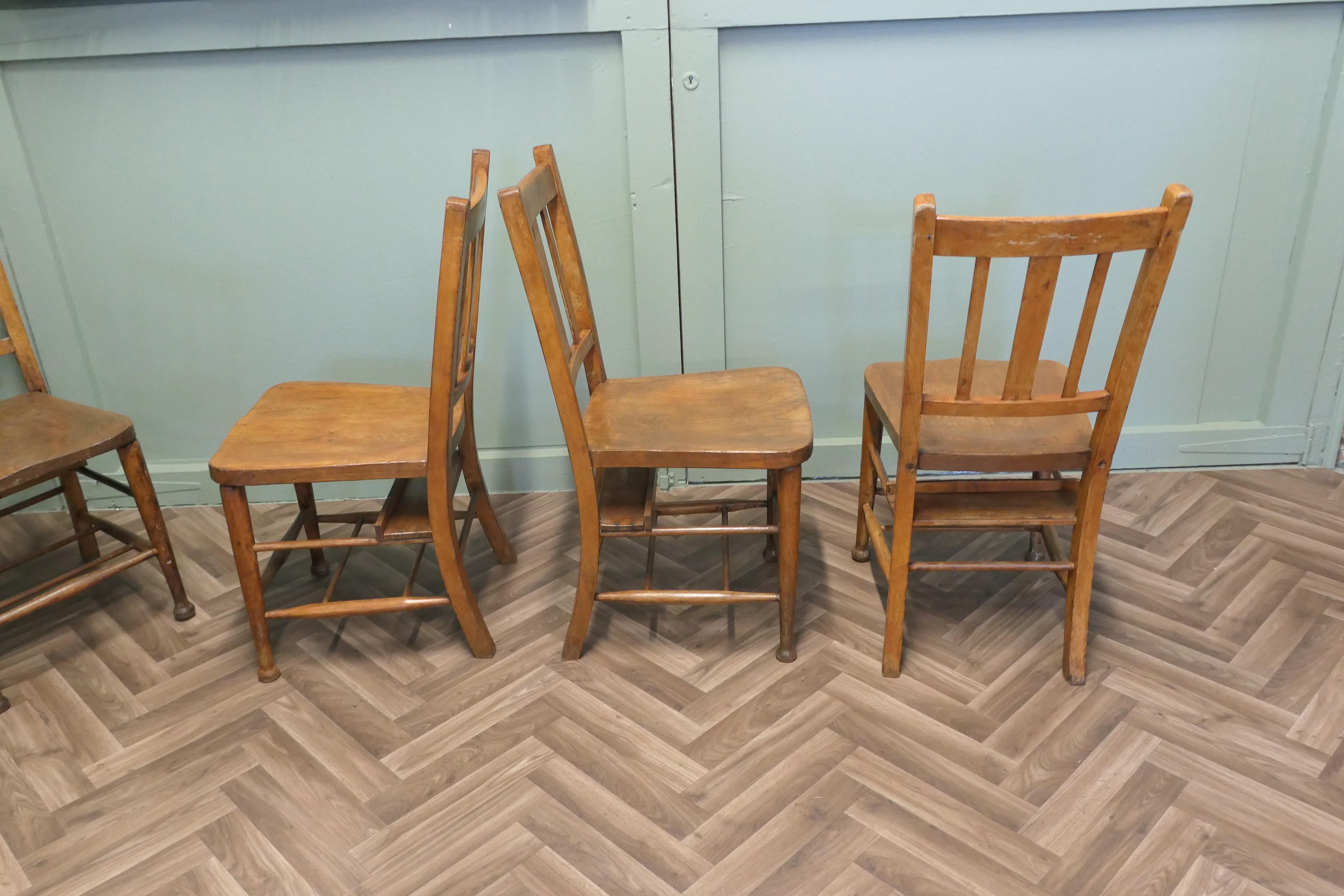 Ensemble de 8 chaises d'école en hêtre et orme de l'époque victorienne  Un bon ensemble robuste en vente 3