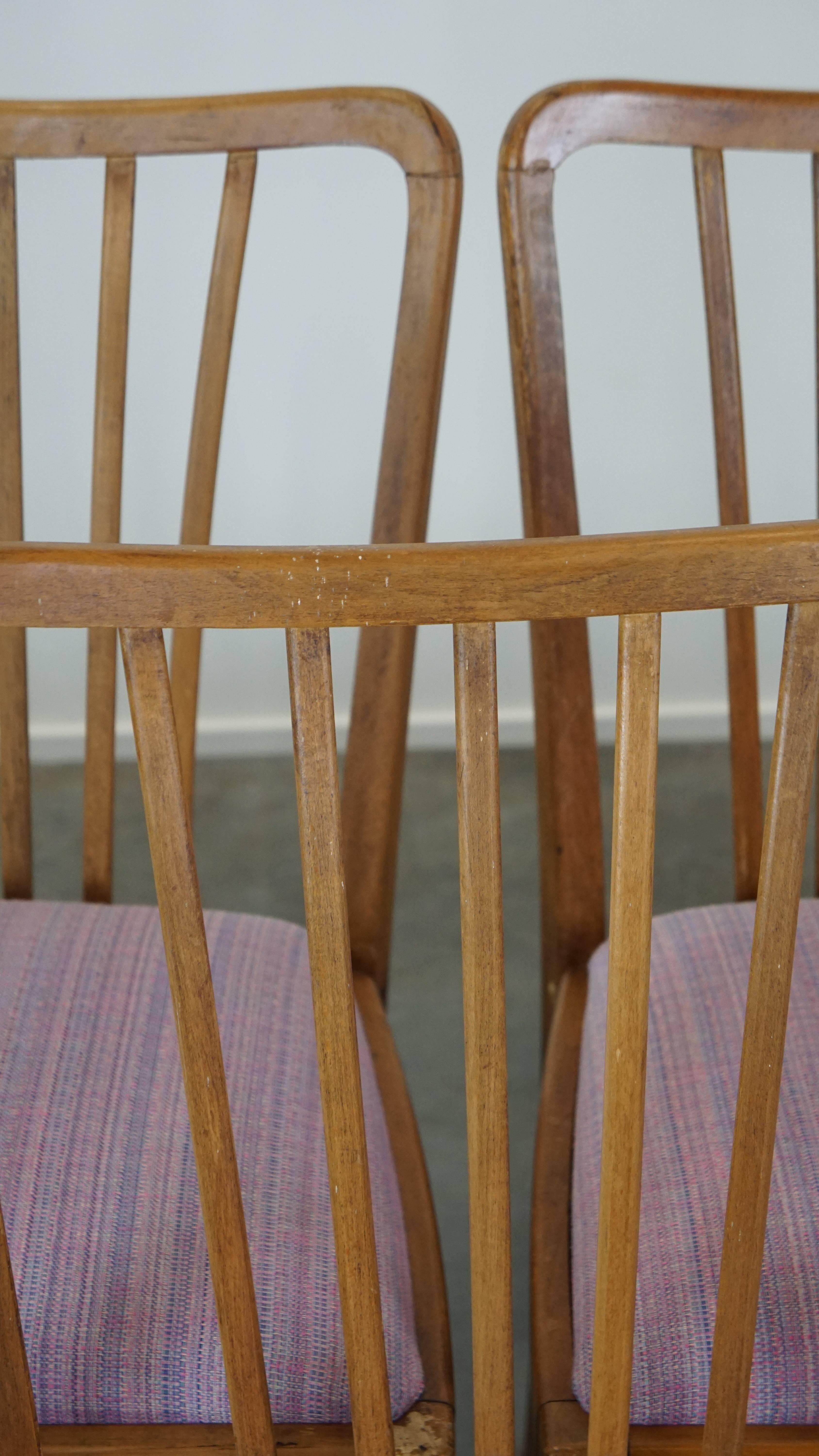 Set di 8 sedie da pranzo vintage di design danese degli anni '70 con sedute in tessuto viola in vendita 3
