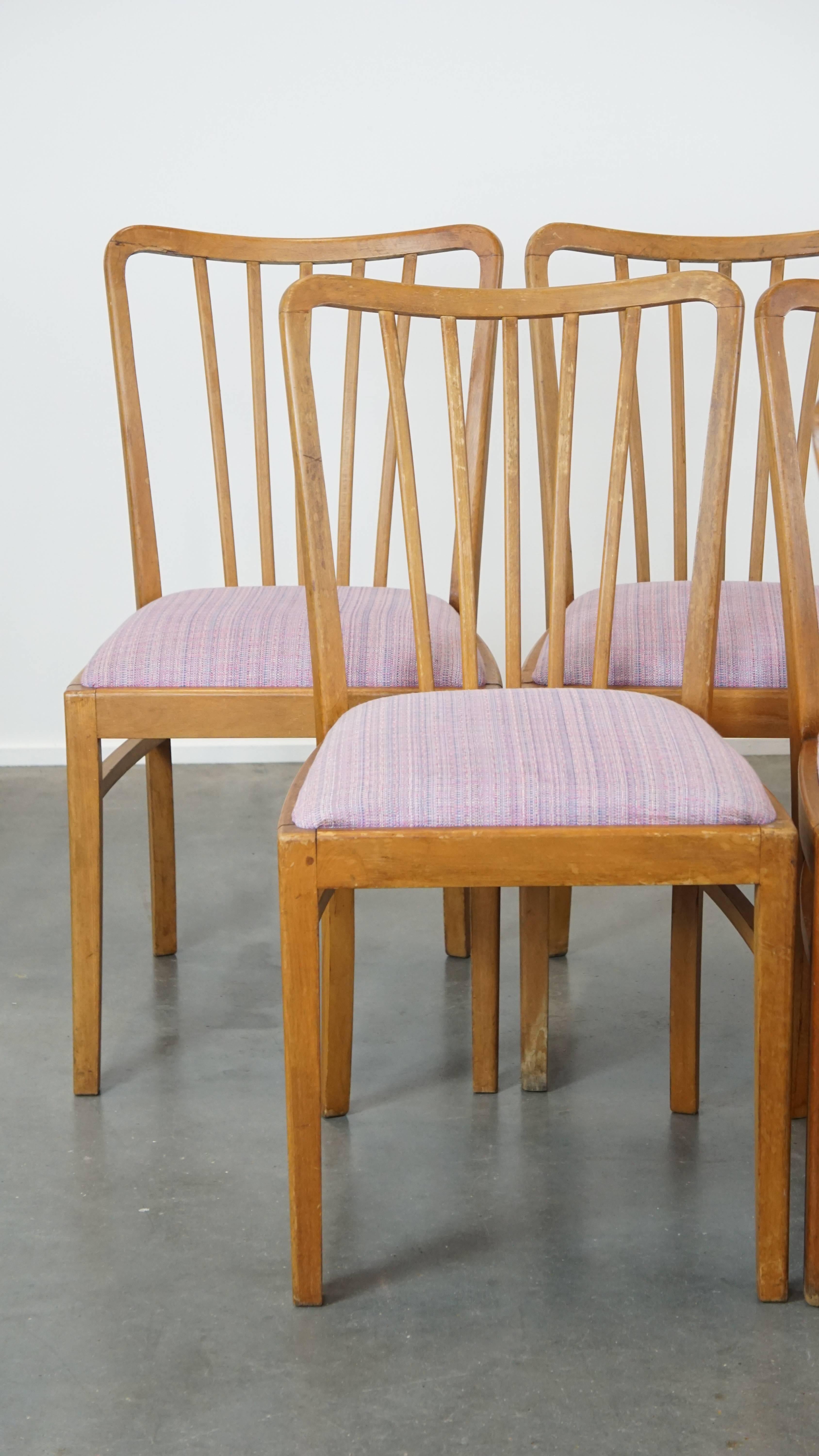 Set di 8 sedie da pranzo vintage di design danese degli anni '70 con sedute in tessuto viola in vendita 5