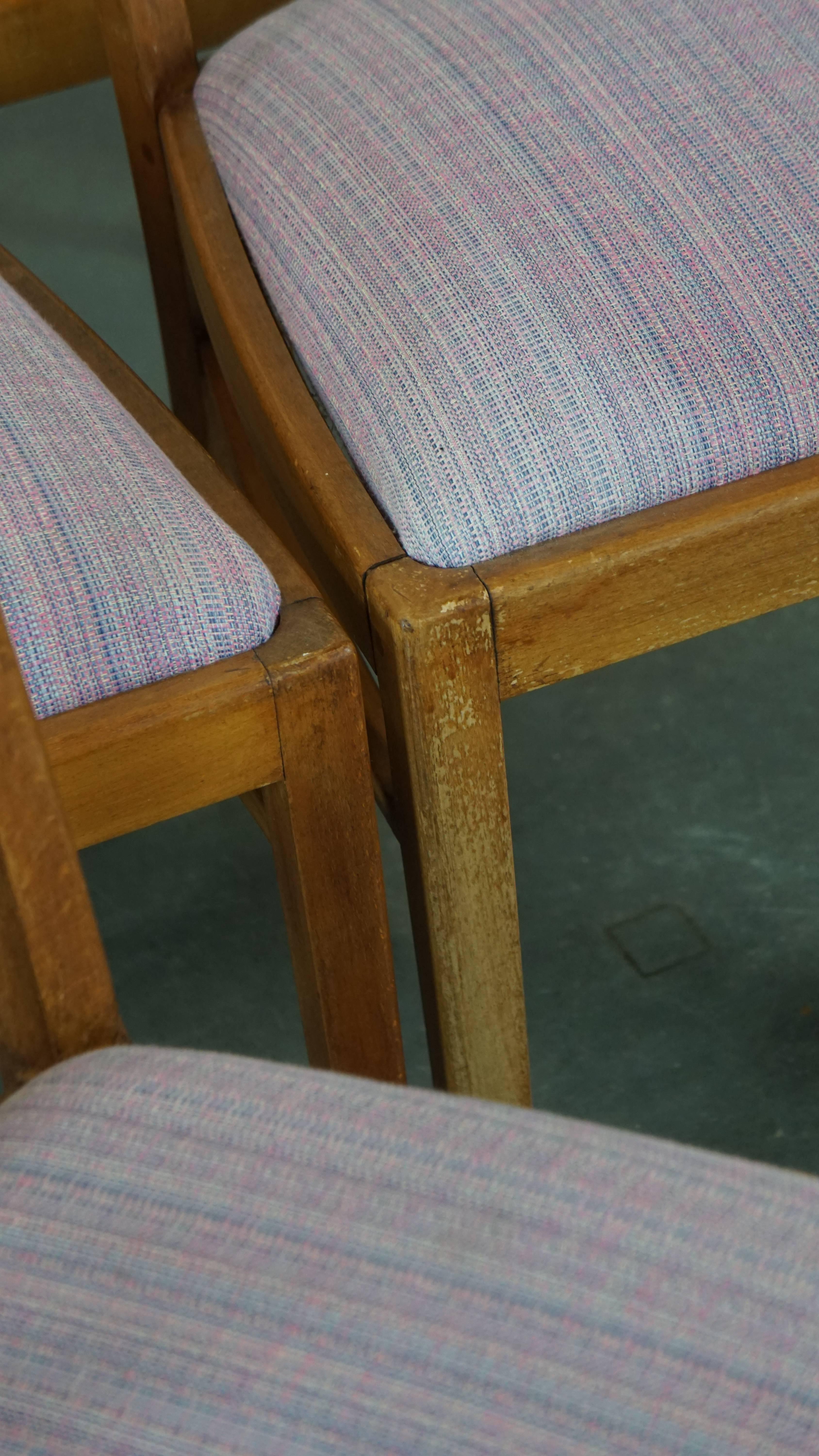 Set di 8 sedie da pranzo vintage di design danese degli anni '70 con sedute in tessuto viola in vendita 2