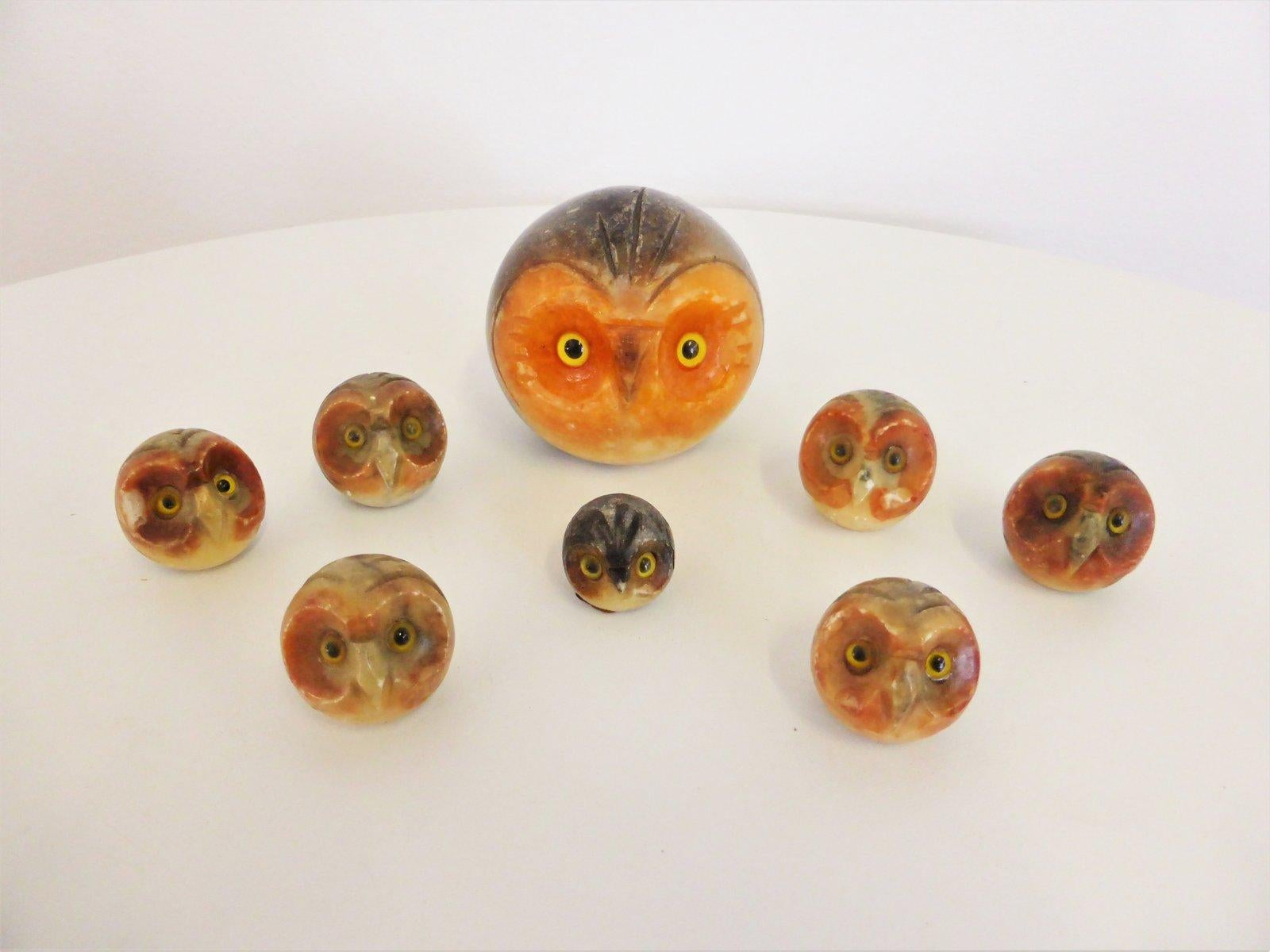 Ensemble de 8 figurines de hibou en marbre sculptées à la main dans les années 1970 - Mid-Century Decorative en vente 3