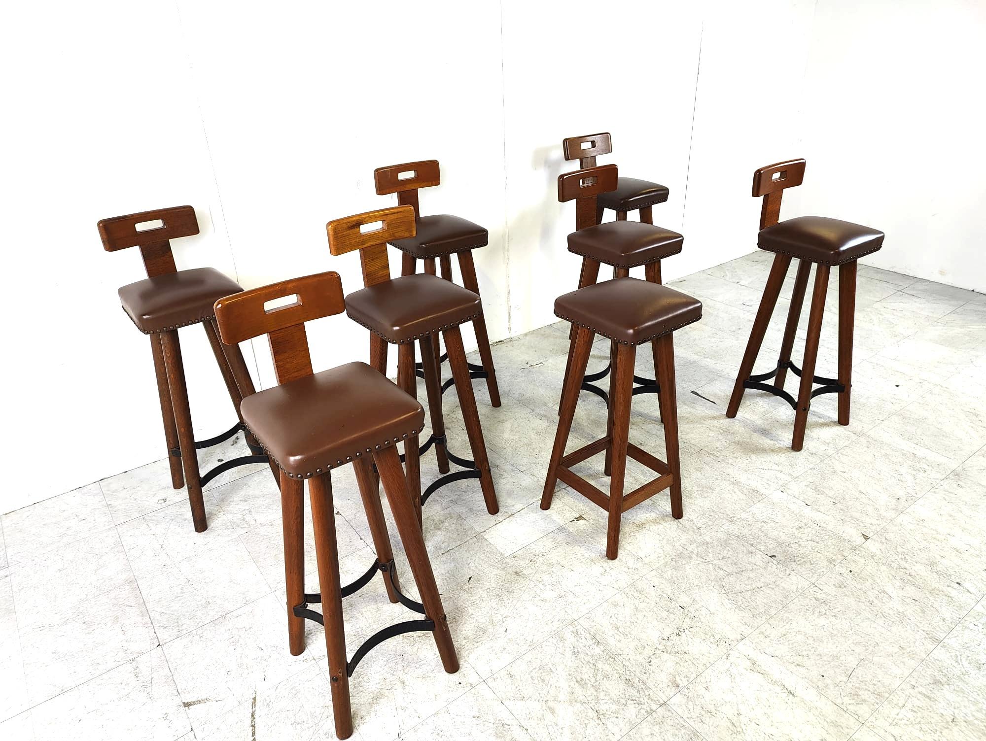 Tabourets de bar brutalistes du milieu du siècle avec des dossiers élégants et des sièges en similicuir.

Repose-pieds en métal.

Années 1960 - Belgique

Dimensions :
Largeur : 30cm
Profondeur : 34cm
Hauteur : 95 cm
Hauteur du siège : 77cm

Réf. :