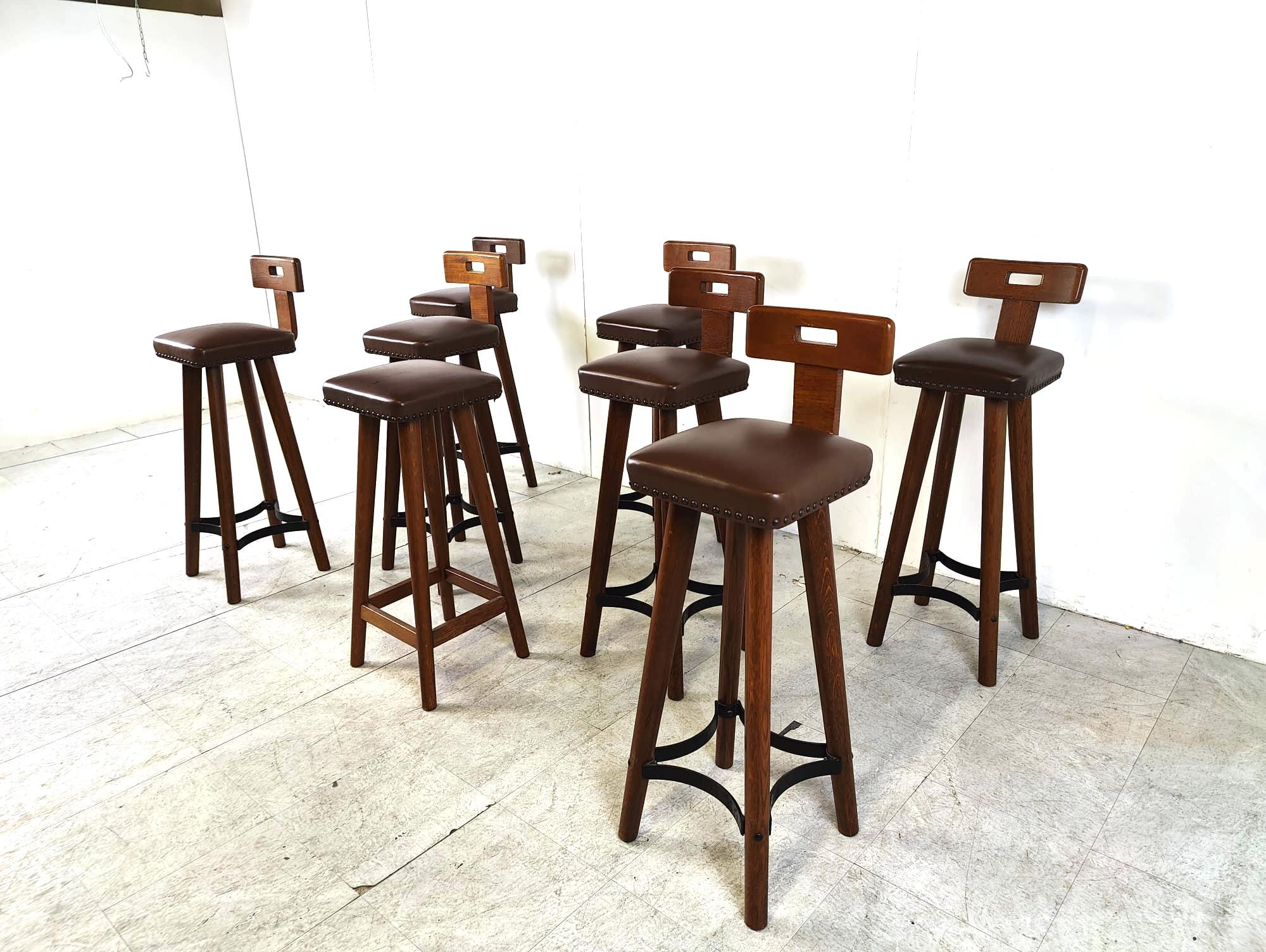 Milieu du XXe siècle Ensemble de 8 tabourets de bar brutalistes vintage, années 1960 en vente