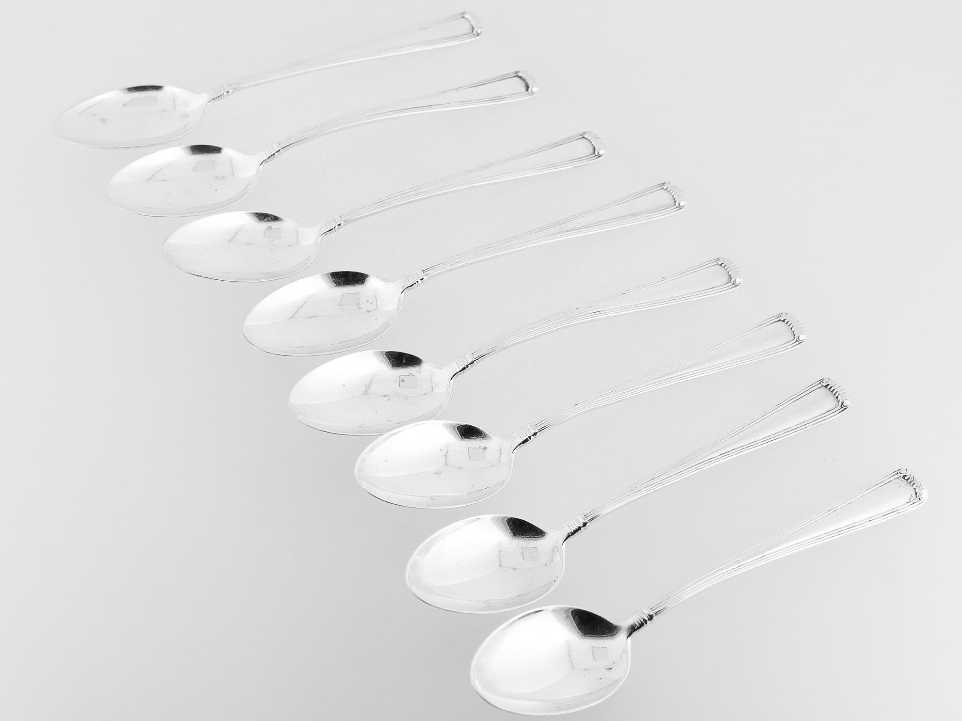 Un raffinato set di 8 cucchiai demitasse in argento.

Di Cartier.

In argento sterling.

Nel modello Marie Louise.

Ciascuno di essi reca sul manico la dicitura Sterling / Cartier.

Un set di cucchiai demitasse semplicemente meraviglioso!

Data:
20°