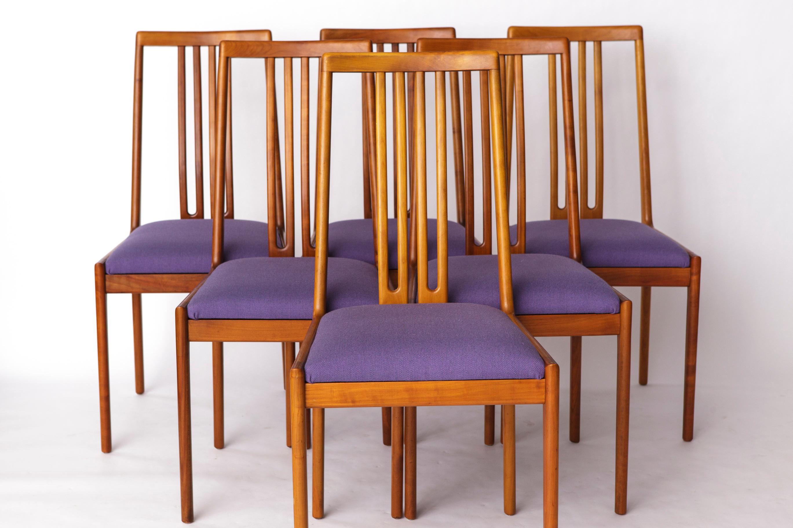 Ensemble de 8 chaises du fabricant allemand Lübke
Période de production : Années 1960-1970
Prix indiqué : Pour un ensemble de 8 chaises. 

Cet ensemble de huit chaises, fabriqué par Lübke, allie un savoir-faire robuste à un design intemporel. Les