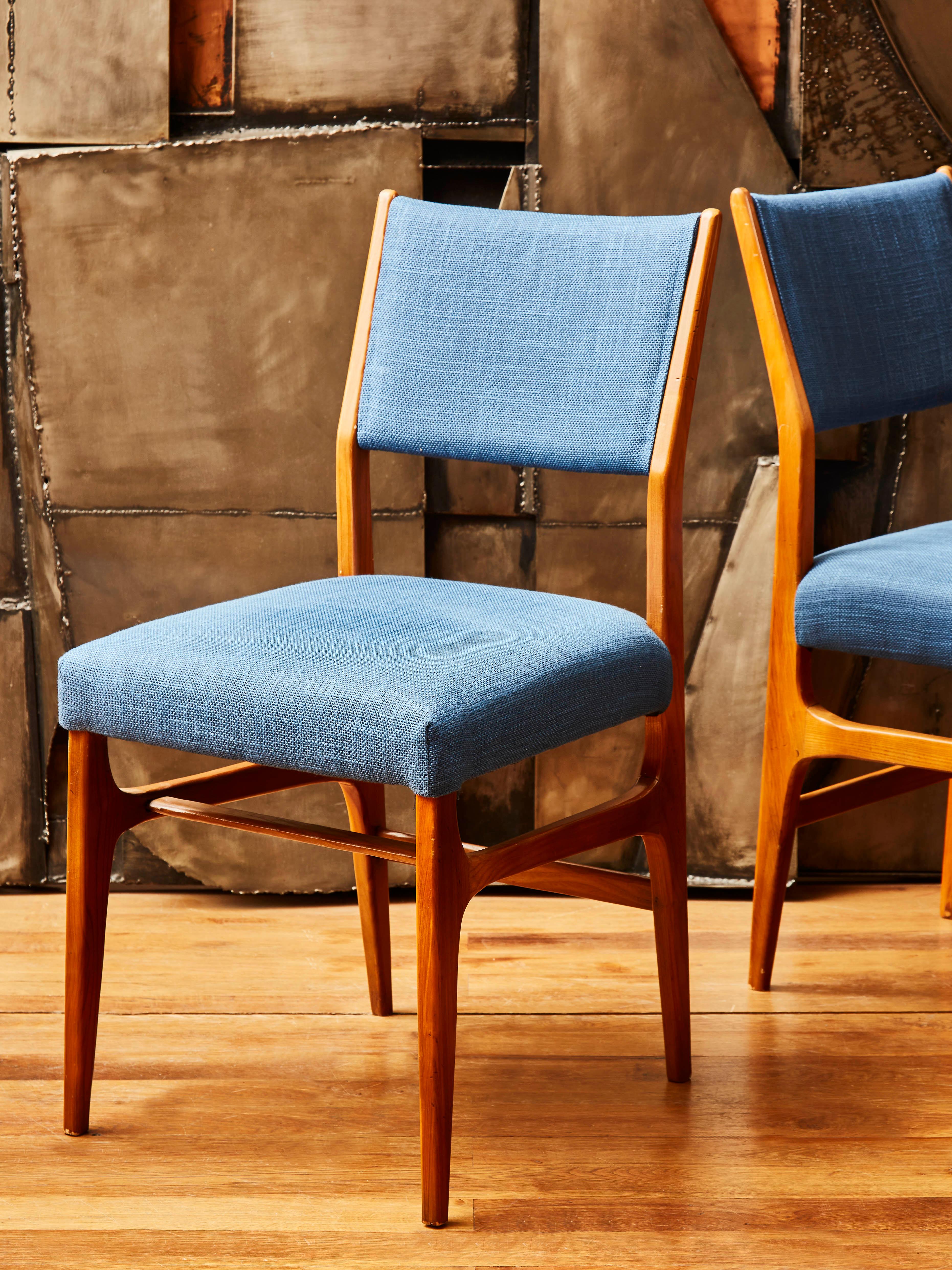 Stunning set of 8 Gio Ponti vintage wooden chairs, upholstered with a blue fabric, made by Cassina, circa 1951, Italy
Entirely restored. 