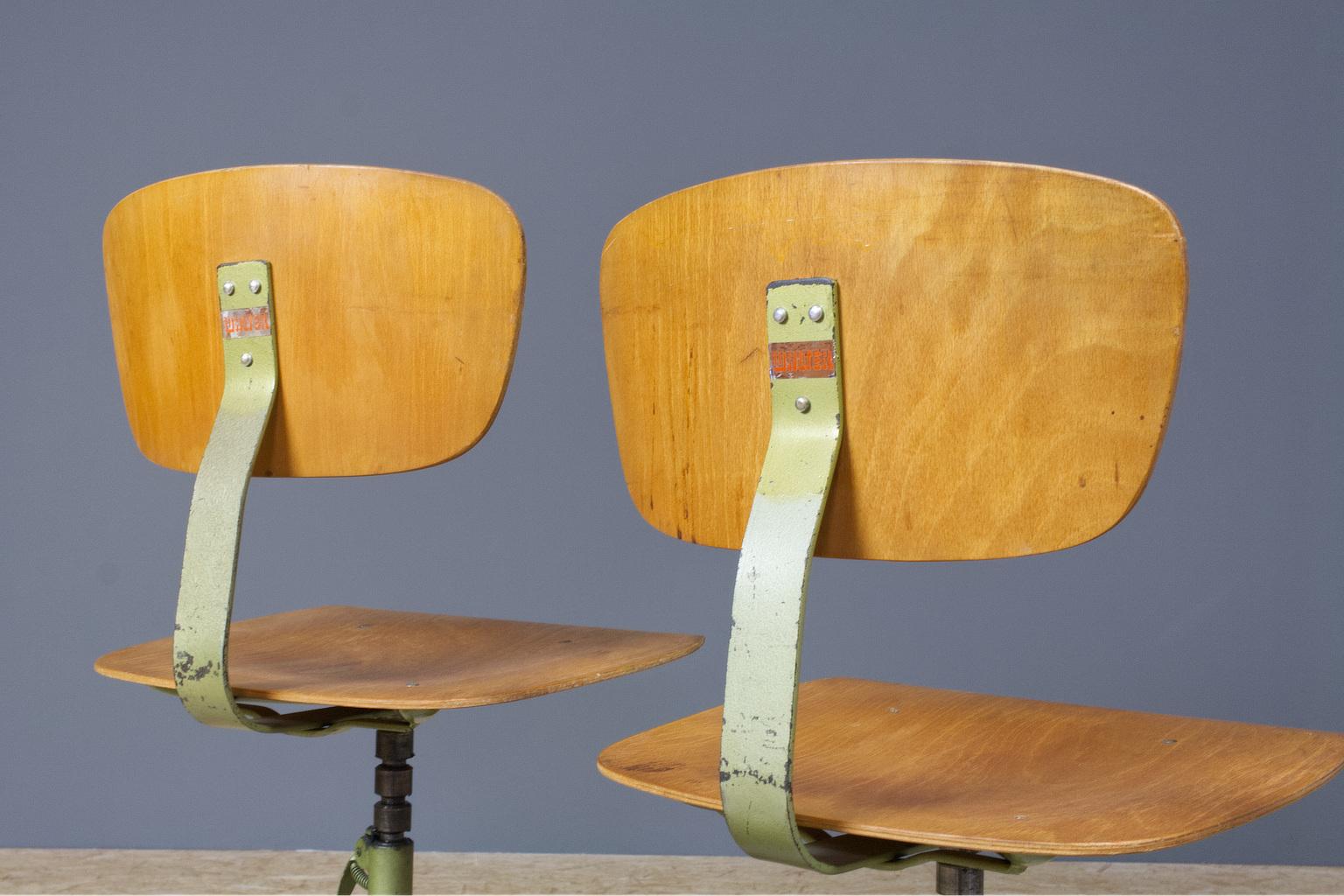 Set of 8 Vintage Desk Swivel Chairs in Metal and Plywood, Germany, 1960s In Good Condition In Beek en Donk, NL