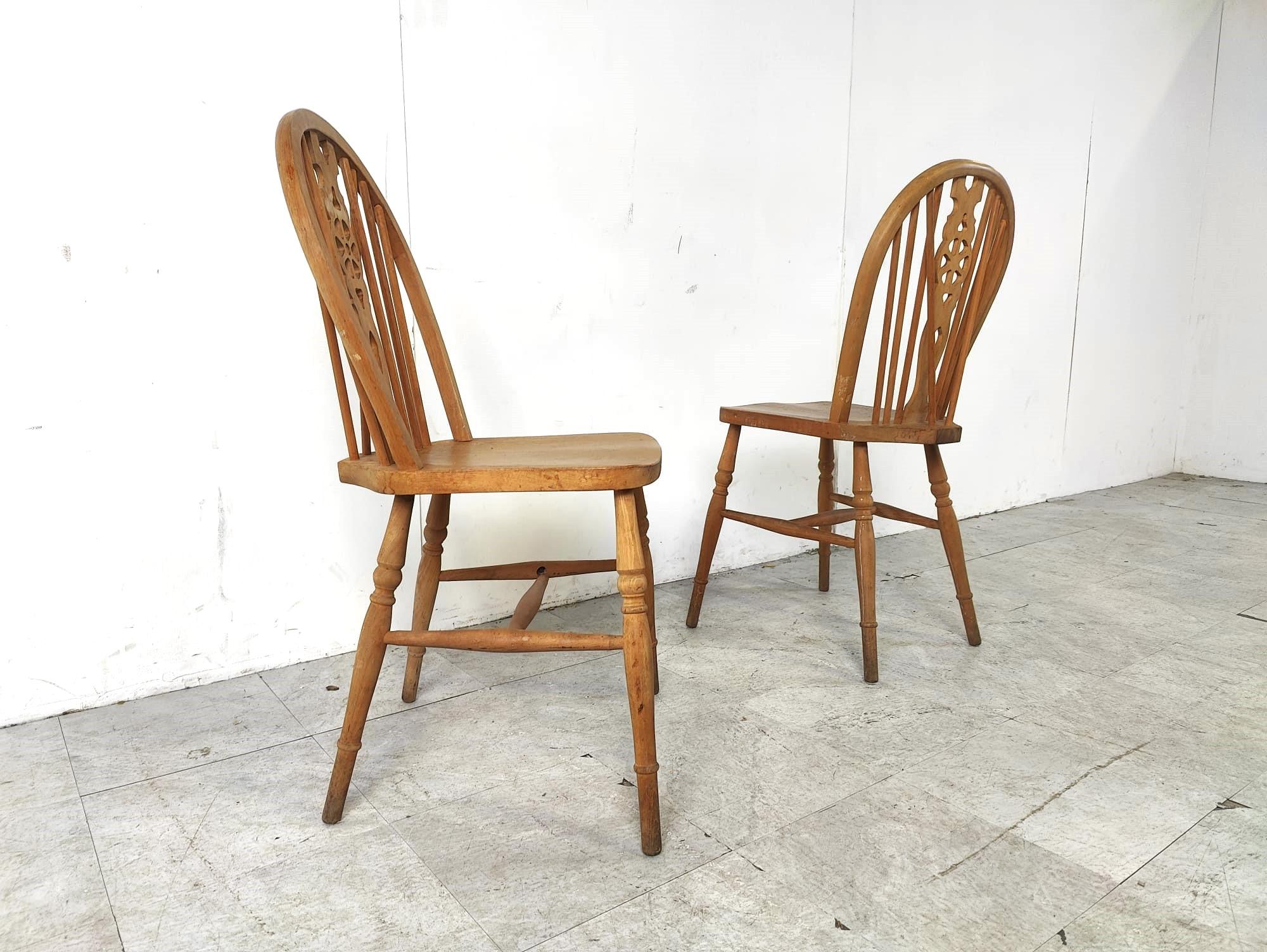 Set of 8 spindle back ercol dining chairs.

The chairs are beautifully crafted with an eye for details and are made of beech and elm wood.

Timeless pieces that gives an antique/vintage touch to your interior which mixes well with modern day