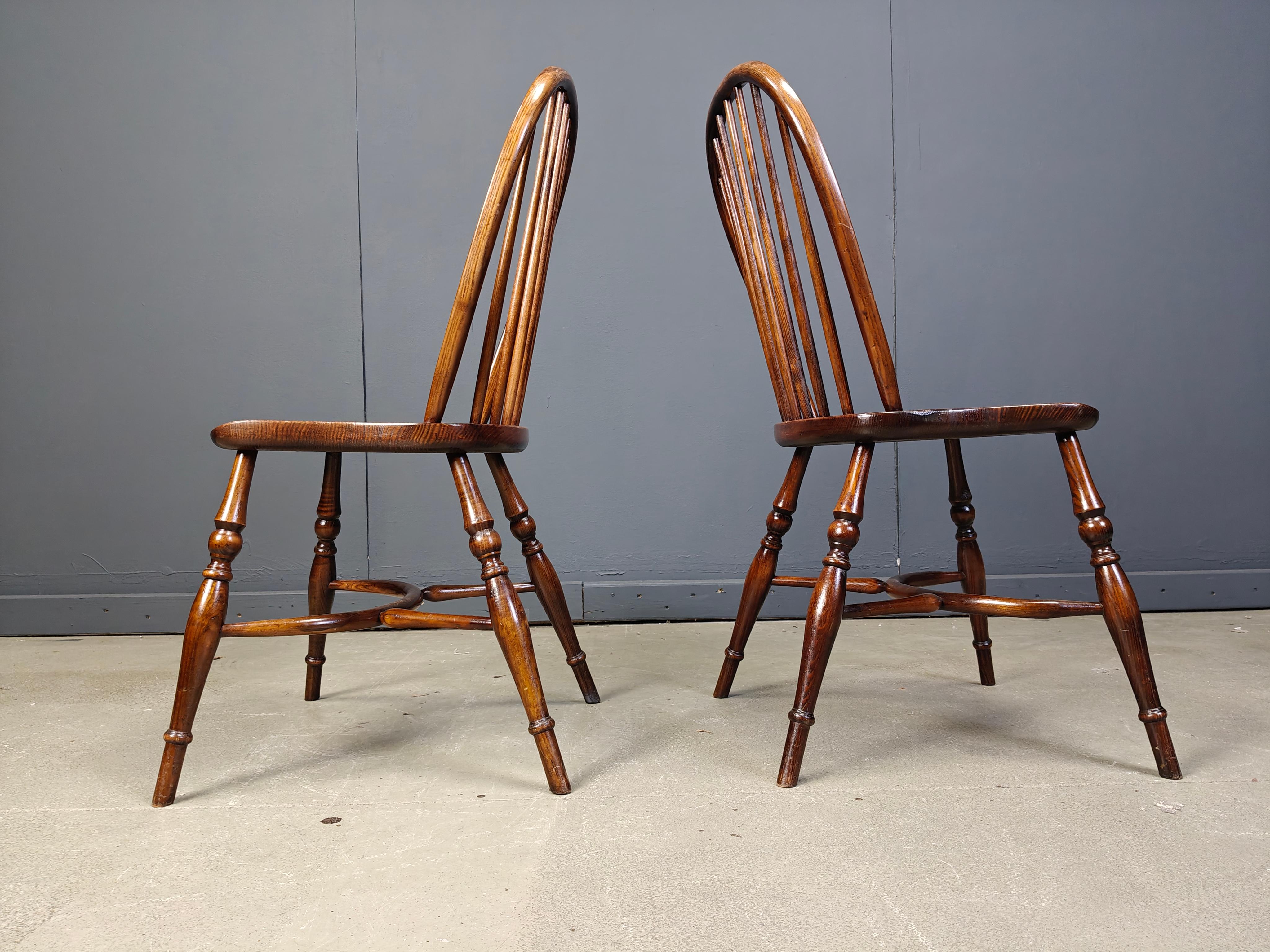 
Set di 8 sedie da pranzo Ercol con schienale a fuso.

Le sedie sono realizzate con cura e attenzione ai dettagli e sono in legno di faggio e olmo tinto.

Pezzi senza tempo che danno un tocco antico/vintage ai tuoi interni e che si sposano bene con